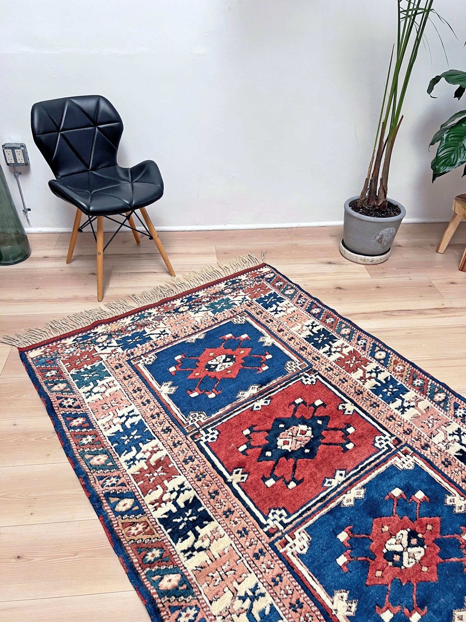 Yuntdag vintage turkish rug. 4x6 wool rug Soft handmade rug. Turkish rug shop san francisco bay area. Buy oriental rug online