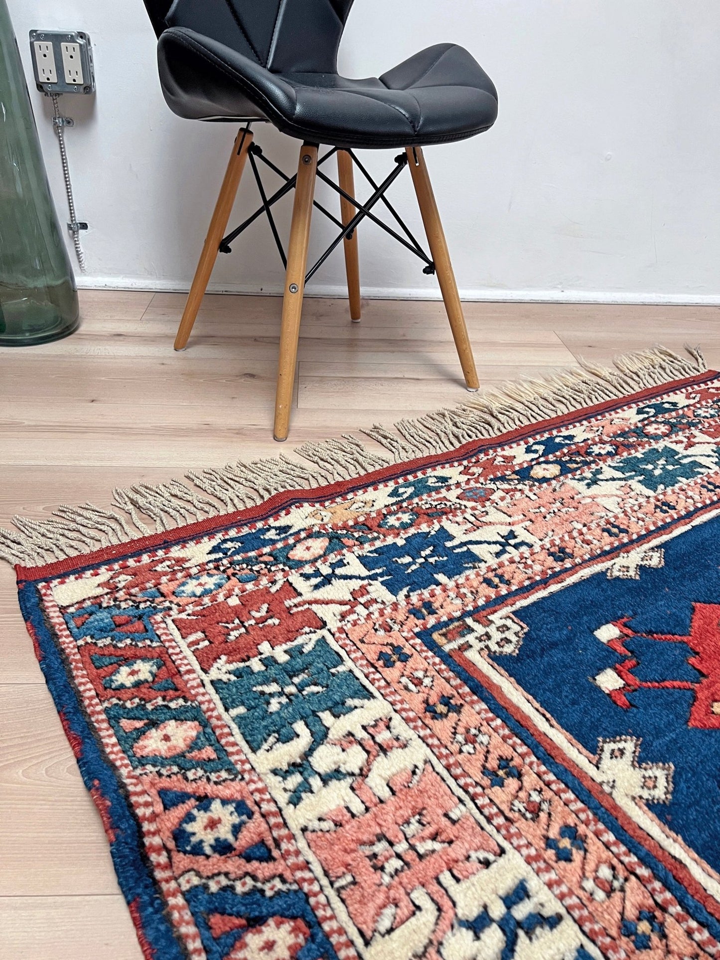 Yuntdag vintage turkish rug. 4x6 wool rug Soft handmade rug. Turkish rug shop san francisco bay area. Buy oriental rug online