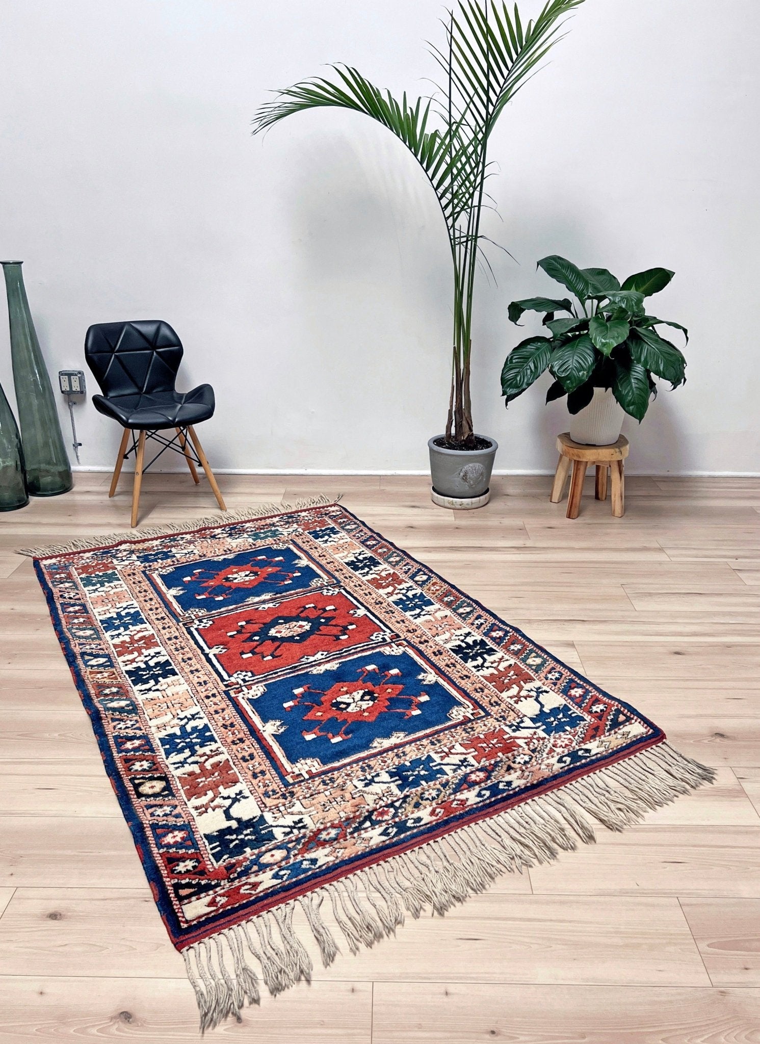 Yuntdag vintage turkish rug. 4x6 wool rug Soft handmade rug. Turkish rug shop san francisco bay area. Buy oriental rug online