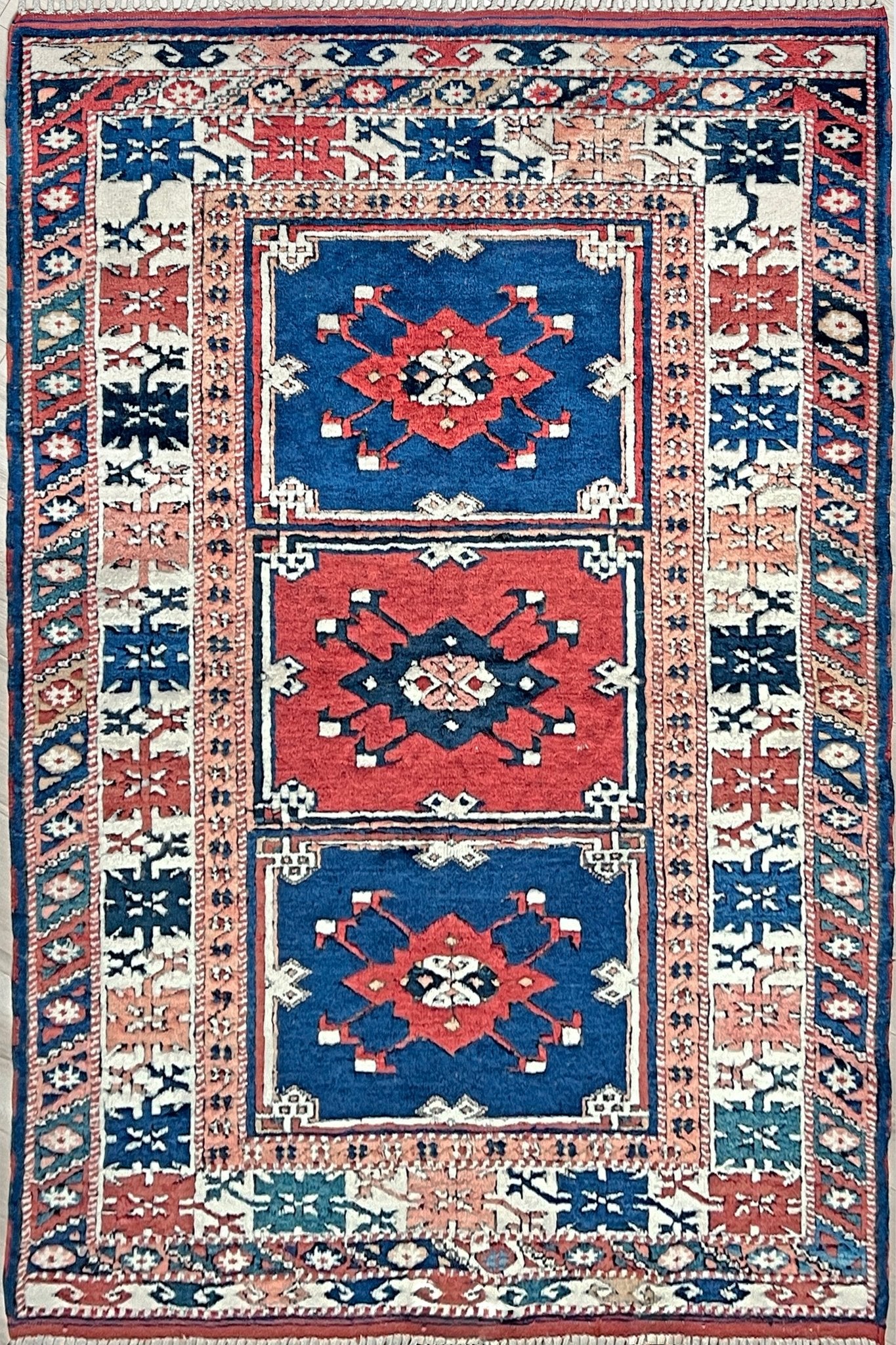 Yuntdag vintage turkish rug. 4x6 wool rug Soft handmade rug. Turkish rug shop san francisco bay area. Buy oriental rug online