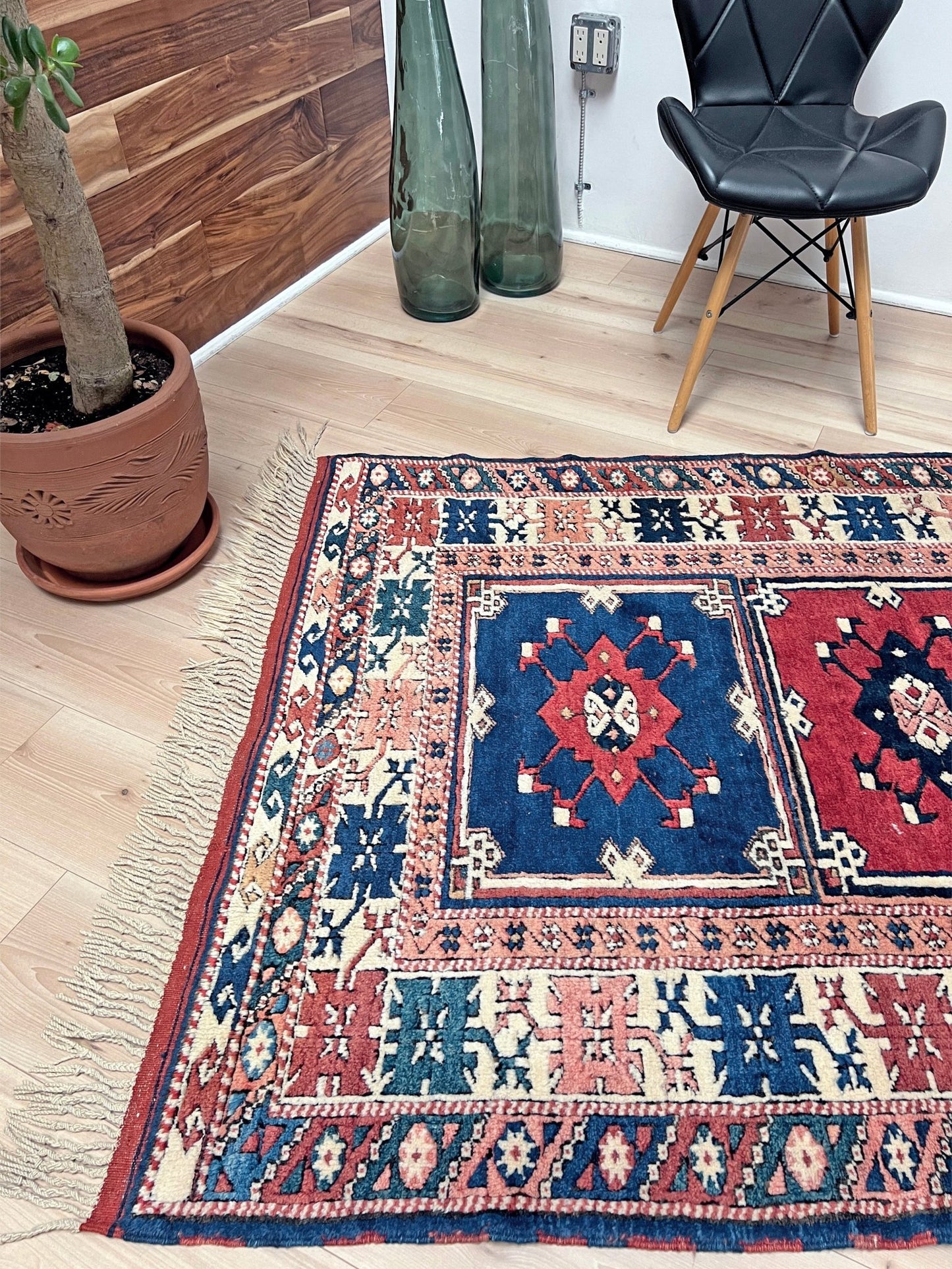 Yuntdag vintage turkish rug. 4x6 wool rug Soft handmade rug. Turkish rug shop san francisco bay area. Buy oriental rug online