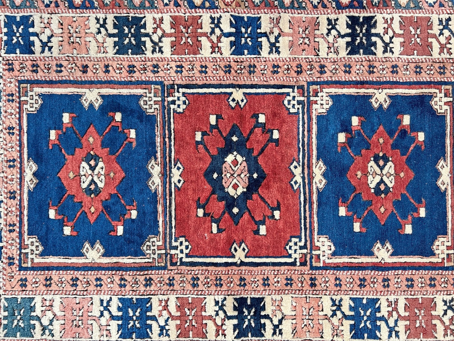 Yuntdag vintage turkish rug. 4x6 wool rug Soft handmade rug. Turkish rug shop san francisco bay area. Buy oriental rug online