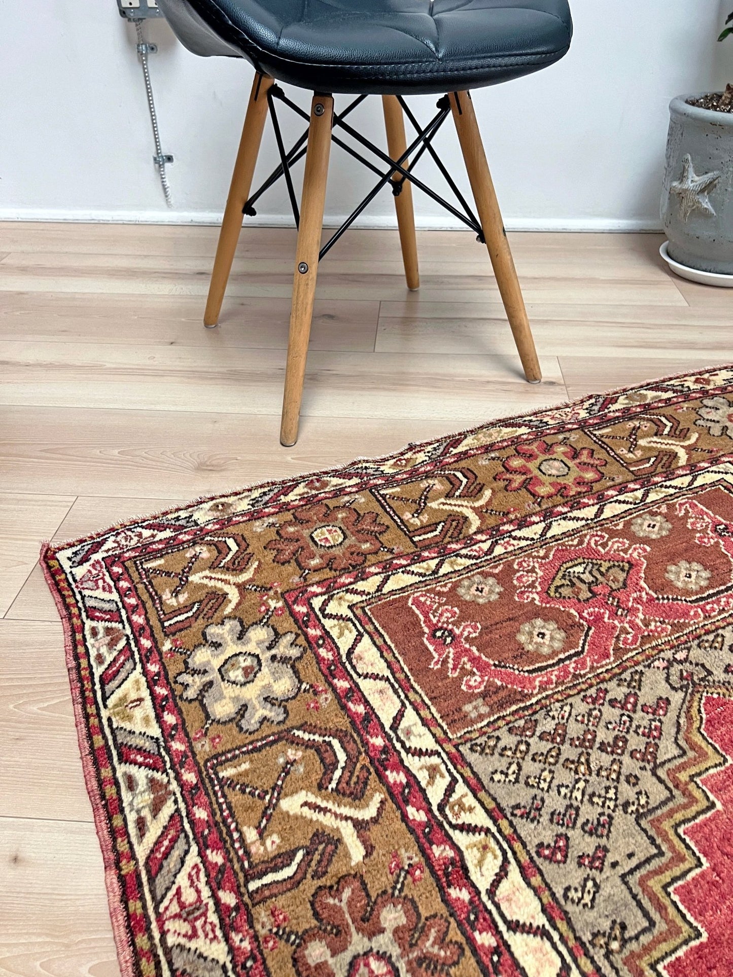 Kirsehir handmade wool vintage turkish rug shop san francisco bay area. Buy handmade rug online free shipping USA Canada.