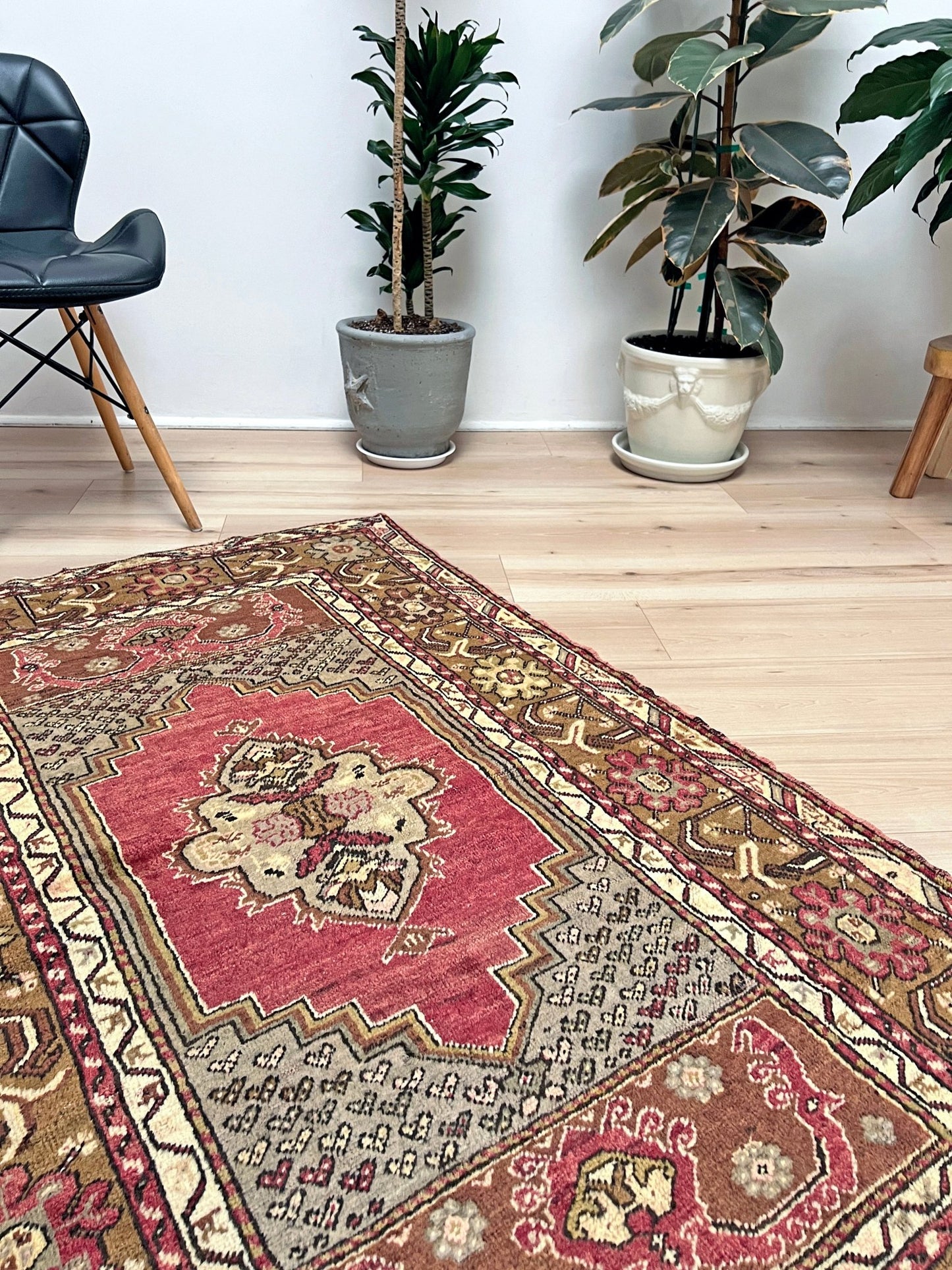 Kirsehir handmade wool vintage turkish rug shop san francisco bay area. Buy handmade rug online free shipping USA Canada.