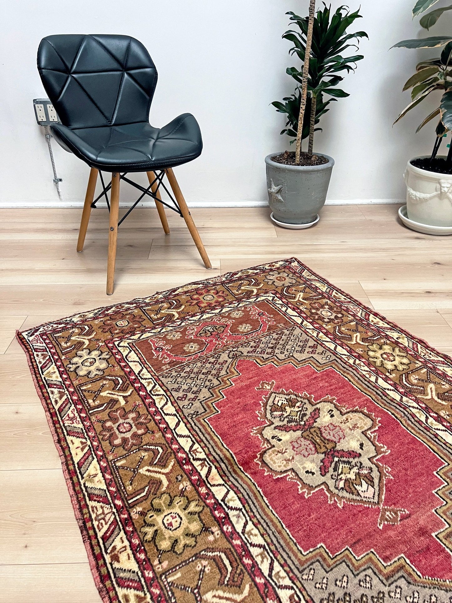 Kirsehir handmade wool vintage turkish rug shop san francisco bay area. Buy handmade rug online free shipping USA Canada.