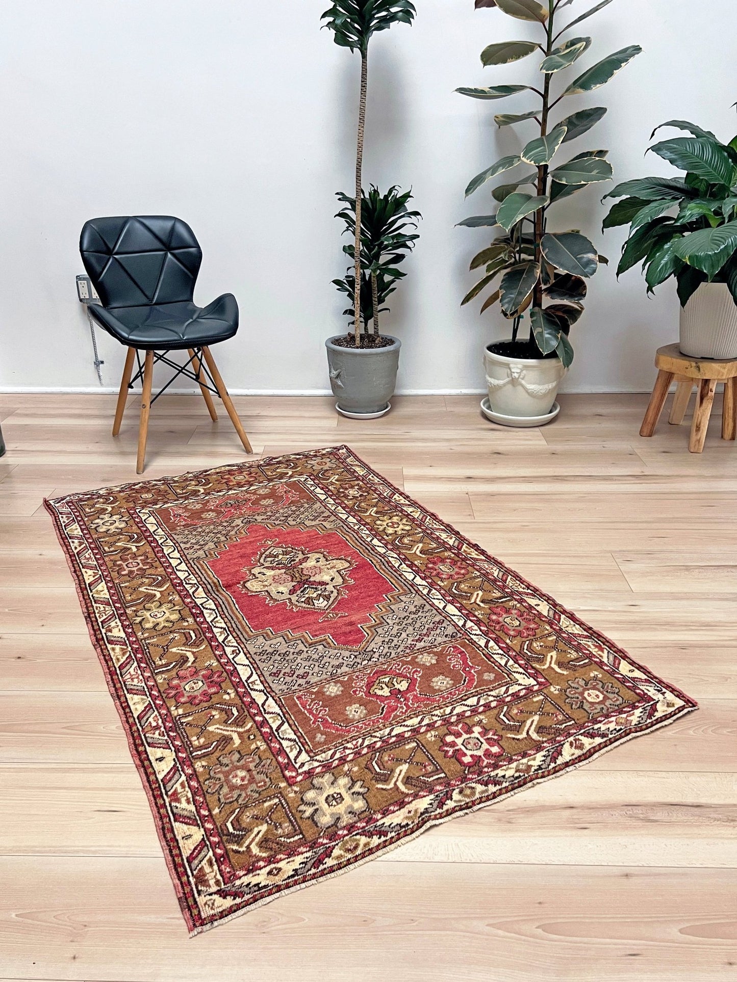 Kirsehir handmade wool vintage turkish rug shop san francisco bay area. Buy handmade rug online free shipping USA Canada.
