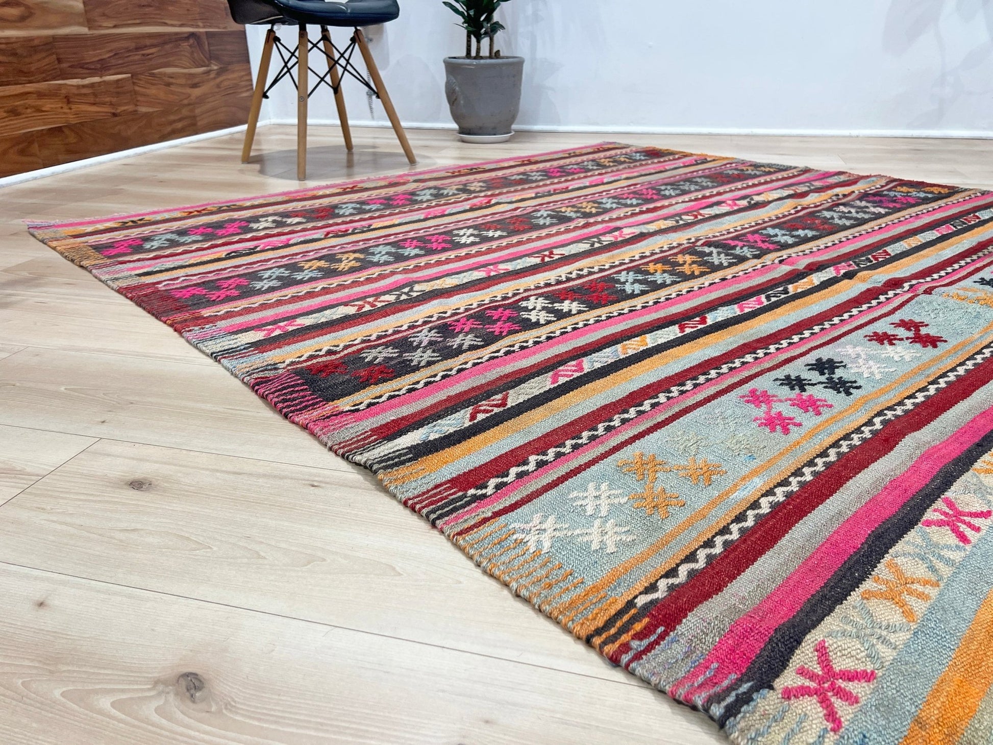 Denizli vintage Turkish kilim rug shop san francisco bay area. Handmade wool flatweave rug. Vibrant rug buy. 