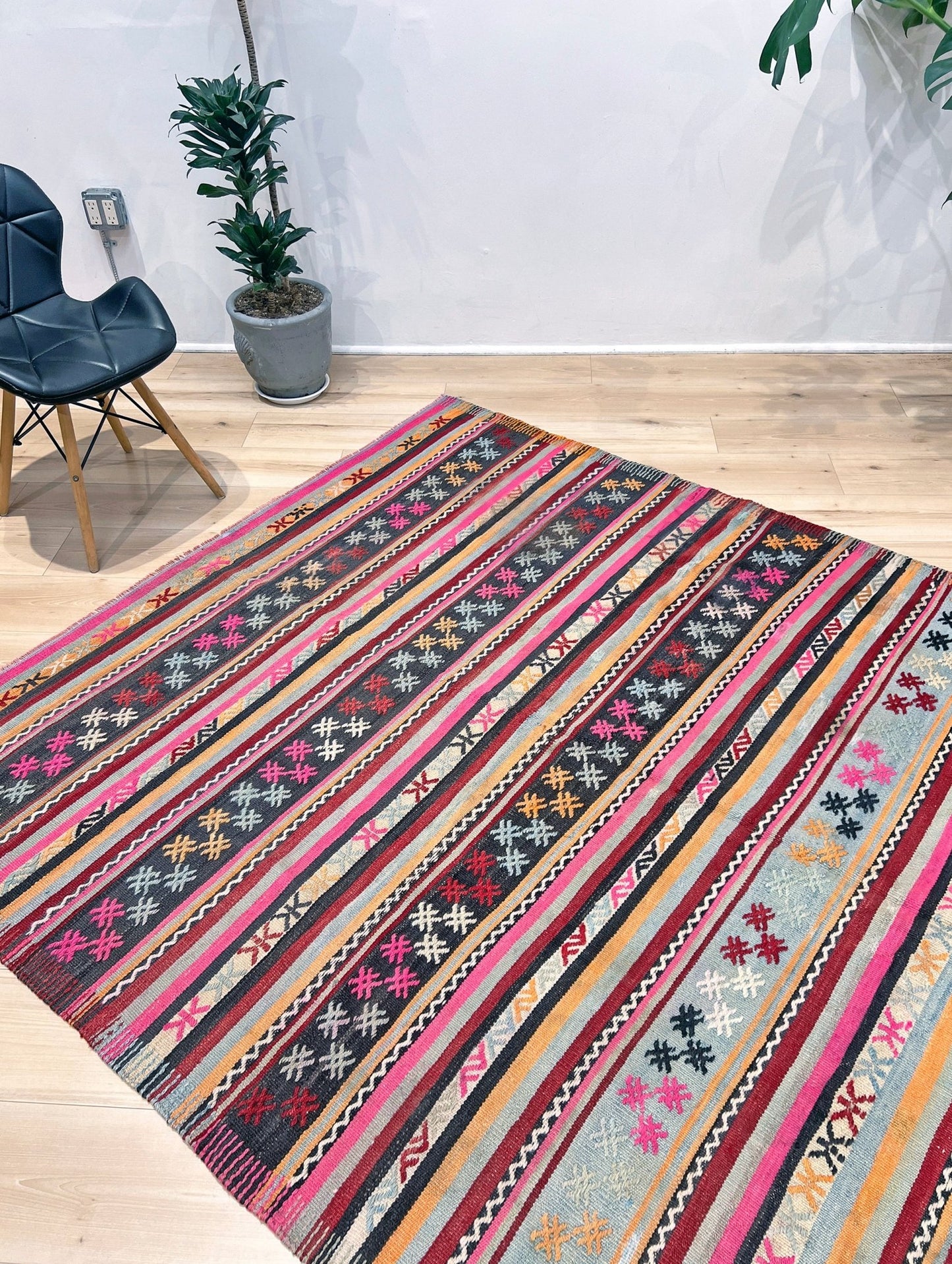 Denizli vintage Turkish kilim rug shop san francisco bay area. Handmade wool flatweave rug. Vibrant rug buy. 