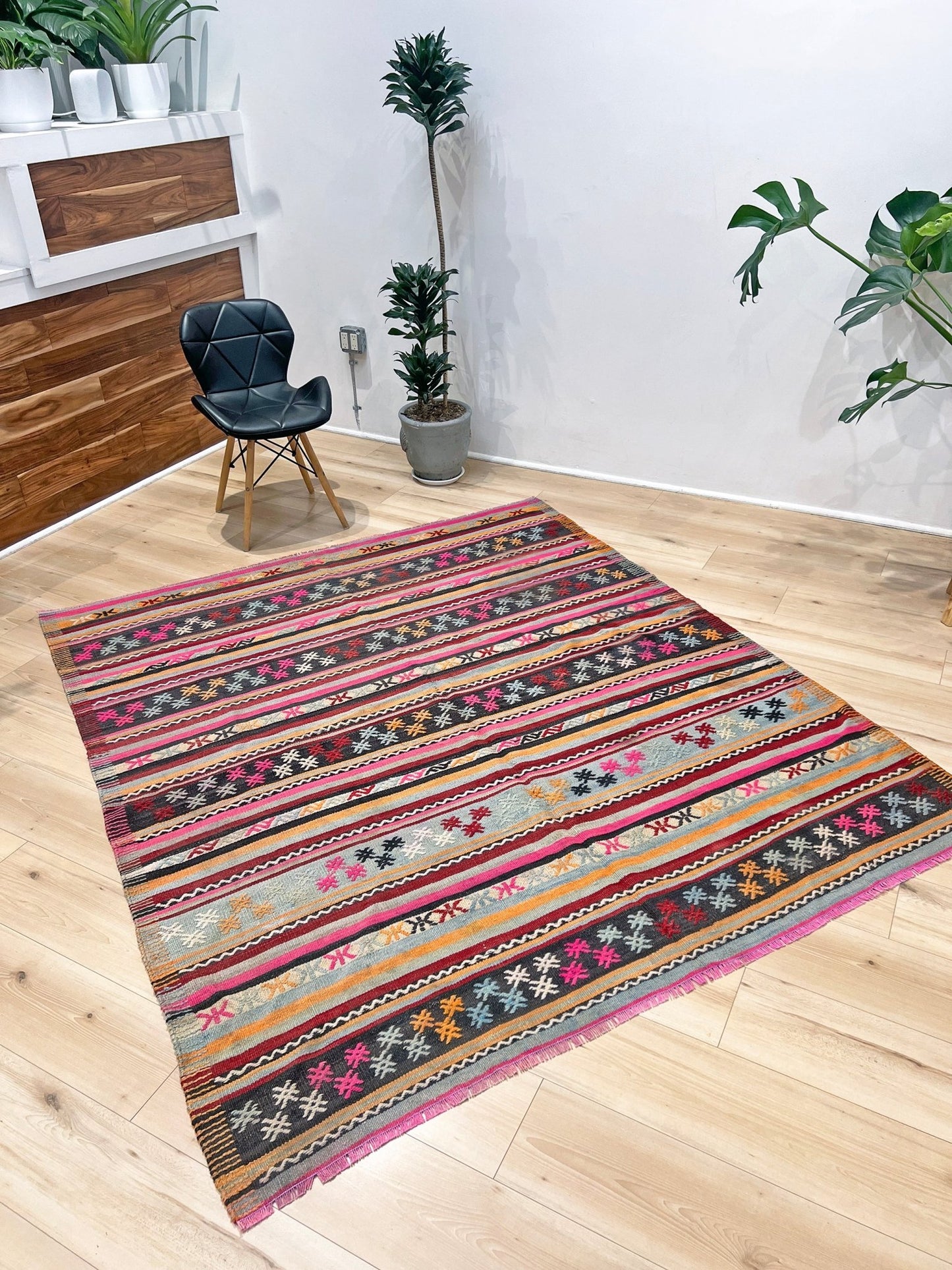 Denizli vintage Turkish kilim rug shop san francisco bay area. Handmade wool flatweave rug. Vibrant rug buy. 