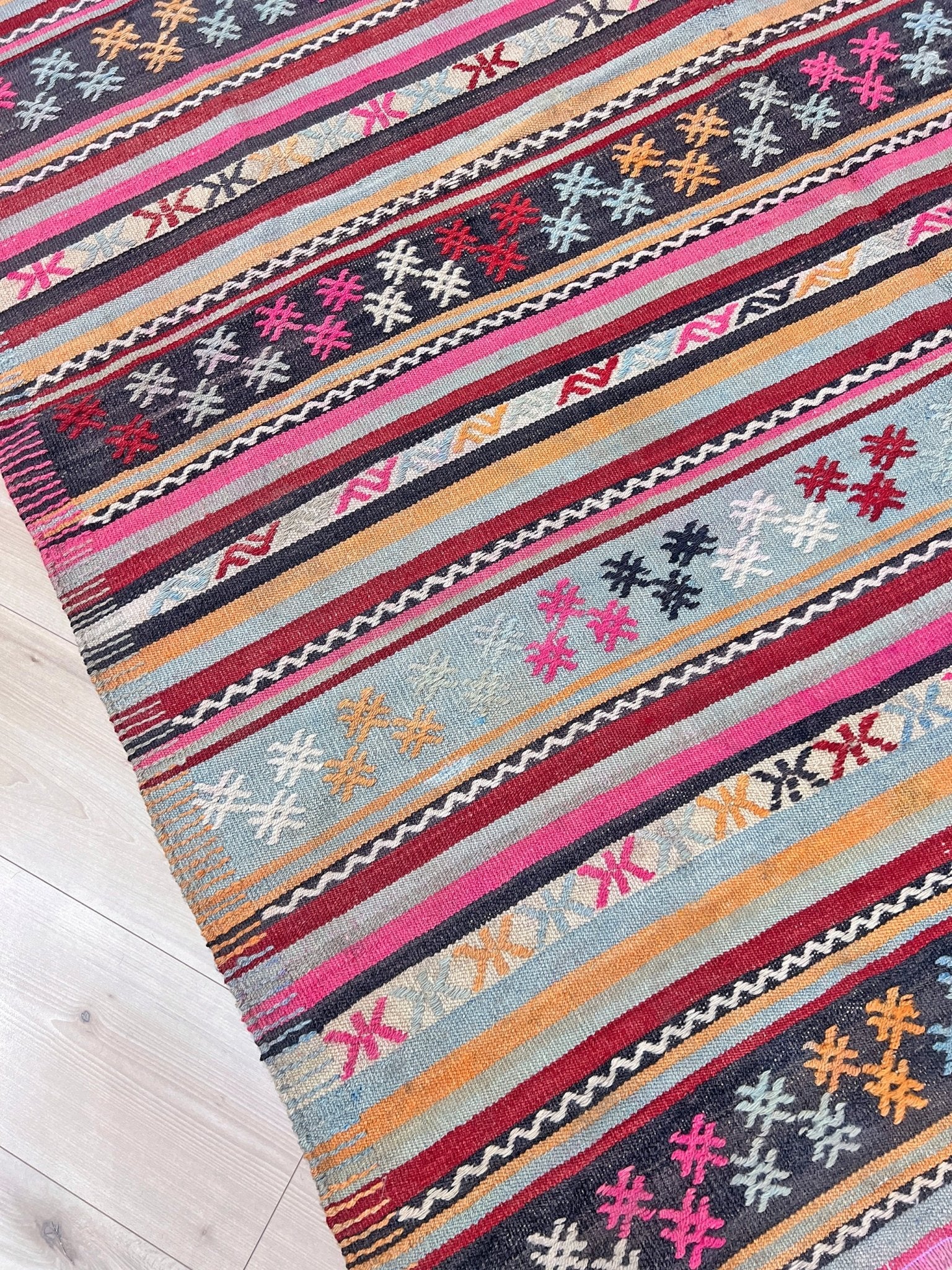 Denizli vintage Turkish kilim rug shop san francisco bay area. Handmade wool flatweave rug. Vibrant rug buy. 