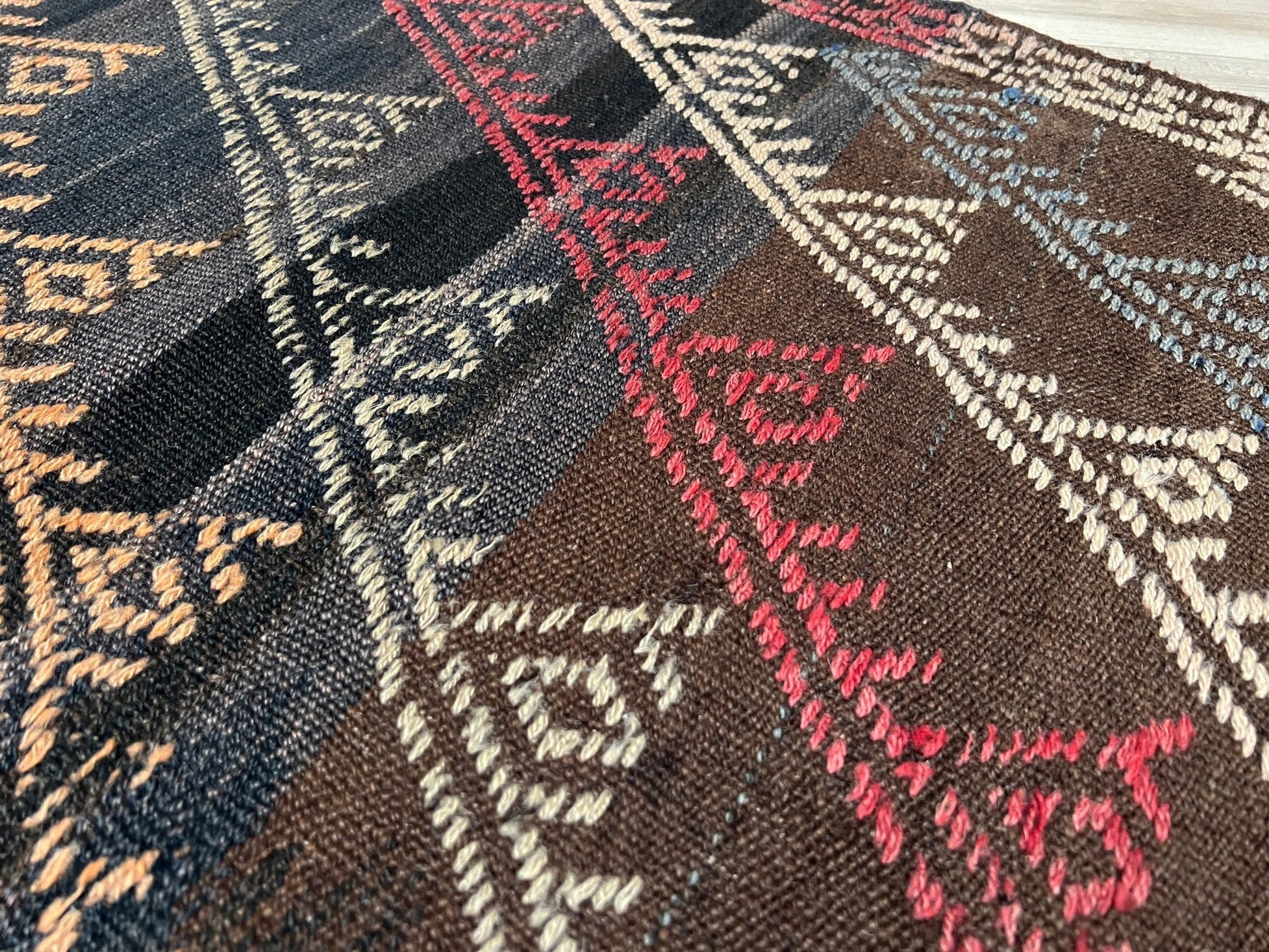 Vibrant kilim rug in living room setting. Distressed vintage turkish kilim rug shop. Flatweave rug Handmade rug shop SF bay area. Oriental rug shop palo alro. 
