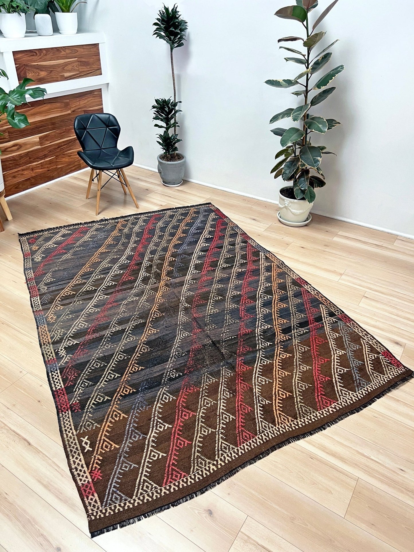 Vibrant kilim rug in living room setting. Distressed vintage turkish kilim rug shop. Flatweave rug Handmade rug shop SF bay area. Oriental rug shop palo alro. 