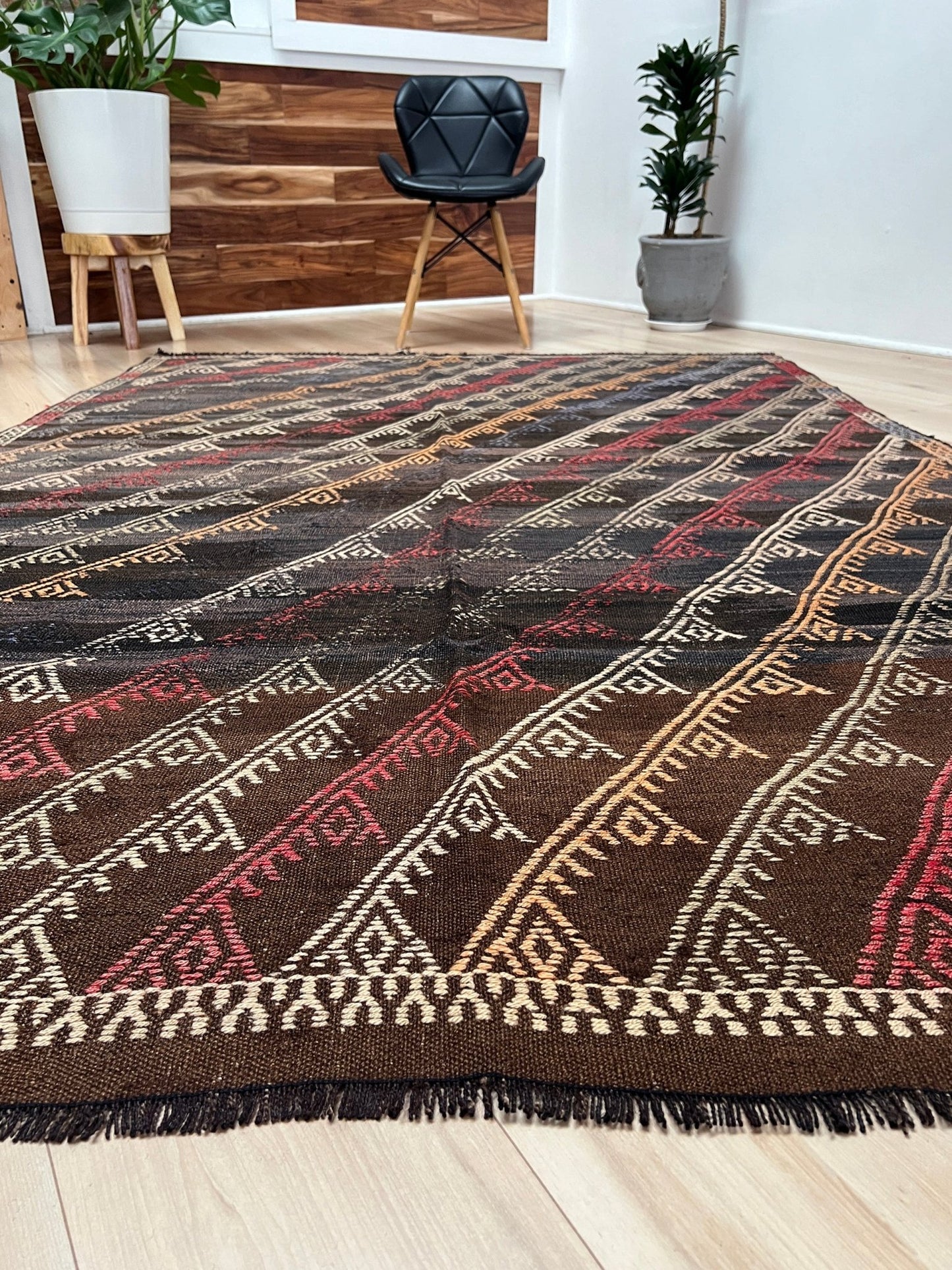 Vibrant kilim rug in living room setting. Distressed vintage turkish kilim rug shop. Flatweave rug Handmade rug shop SF bay area. Oriental rug shop palo alro. 