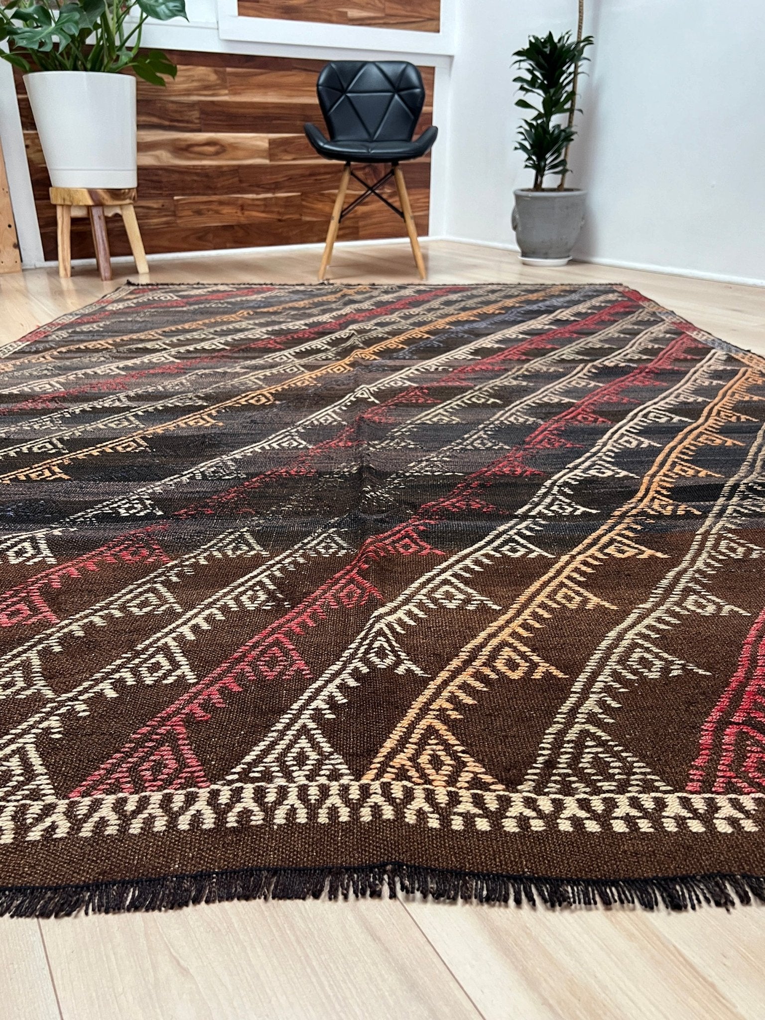 Vibrant kilim rug in living room setting. Distressed vintage turkish kilim rug shop. Flatweave rug Handmade rug shop SF bay area. Oriental rug shop palo alro. 