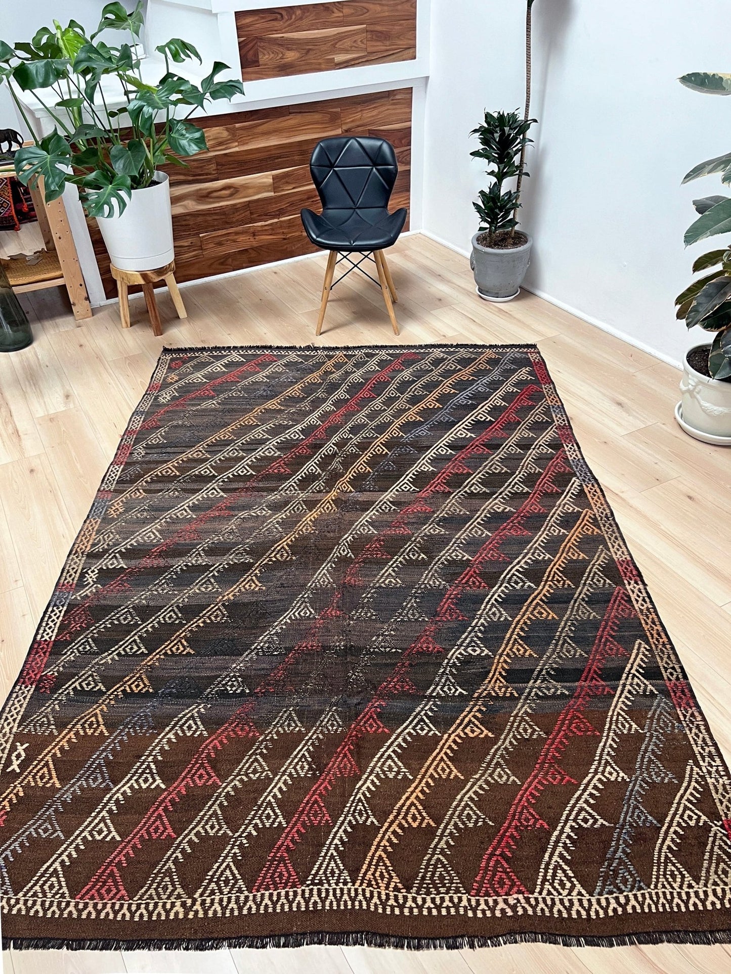 Vibrant kilim rug in living room setting. Distressed vintage turkish kilim rug shop. Flatweave rug Handmade rug shop SF bay area. Oriental rug shop palo alro. 