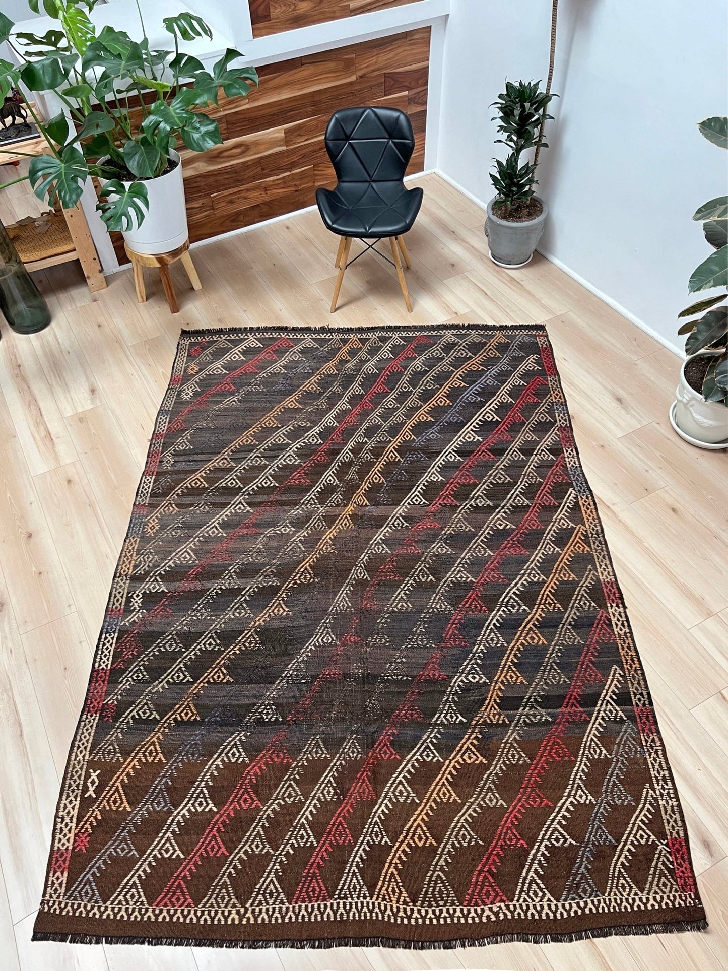 Vibrant kilim rug in living room setting. Distressed vintage turkish kilim rug shop. Flatweave rug Handmade rug shop SF bay area. Oriental rug shop palo alro. 