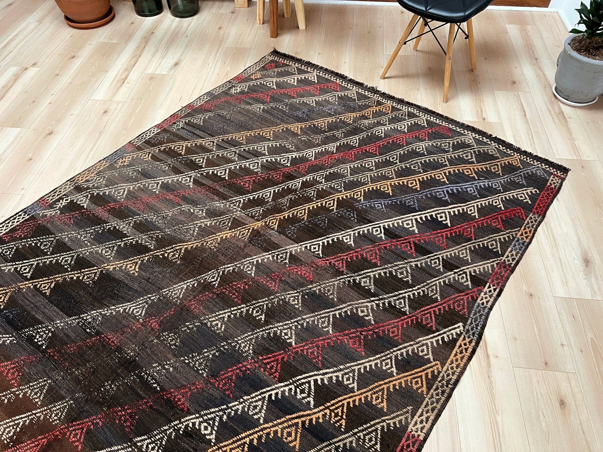 Vibrant kilim rug in living room setting. Distressed vintage turkish kilim rug shop. Flatweave rug Handmade rug shop SF bay area. Oriental rug shop palo alro. 