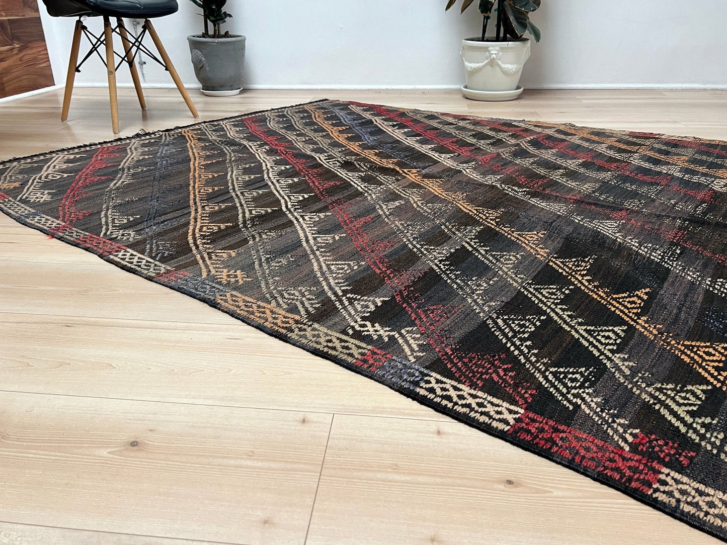 Vibrant kilim rug in living room setting. Distressed vintage turkish kilim rug shop. Flatweave rug Handmade rug shop SF bay area. Oriental rug shop palo alro. 