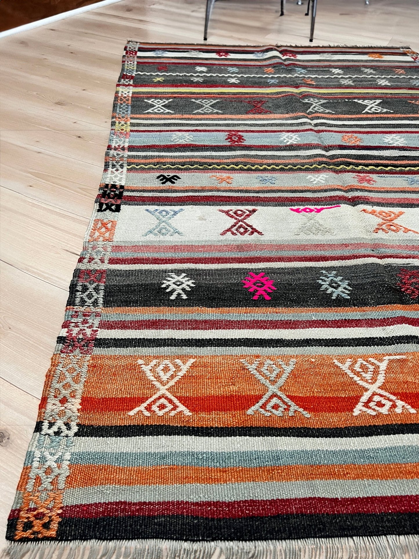 Denizli turkish kilim rug. Small wool rug for bedroom, living room, kitchen, office. Oriental rug shop San Francisco Bay Area