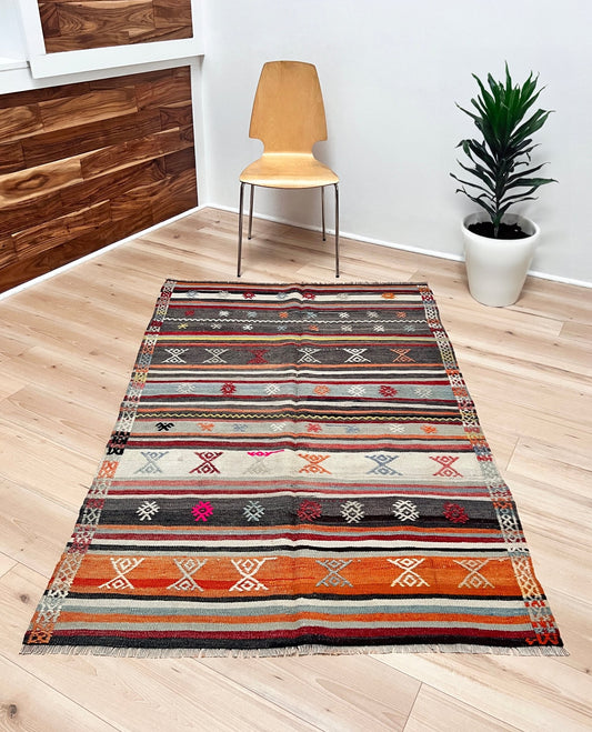 Denizli turkish kilim rug. Small wool rug for bedroom, living room, kitchen, office. Oriental rug shop San Francisco Bay Area