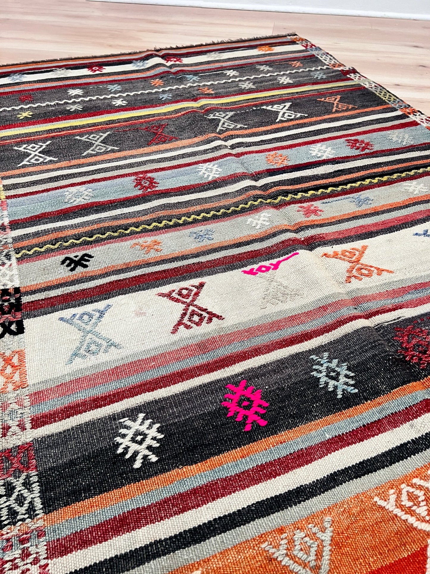 Denizli turkish kilim rug. Small wool rug for bedroom, living room, kitchen, office. Oriental rug shop San Francisco Bay Area