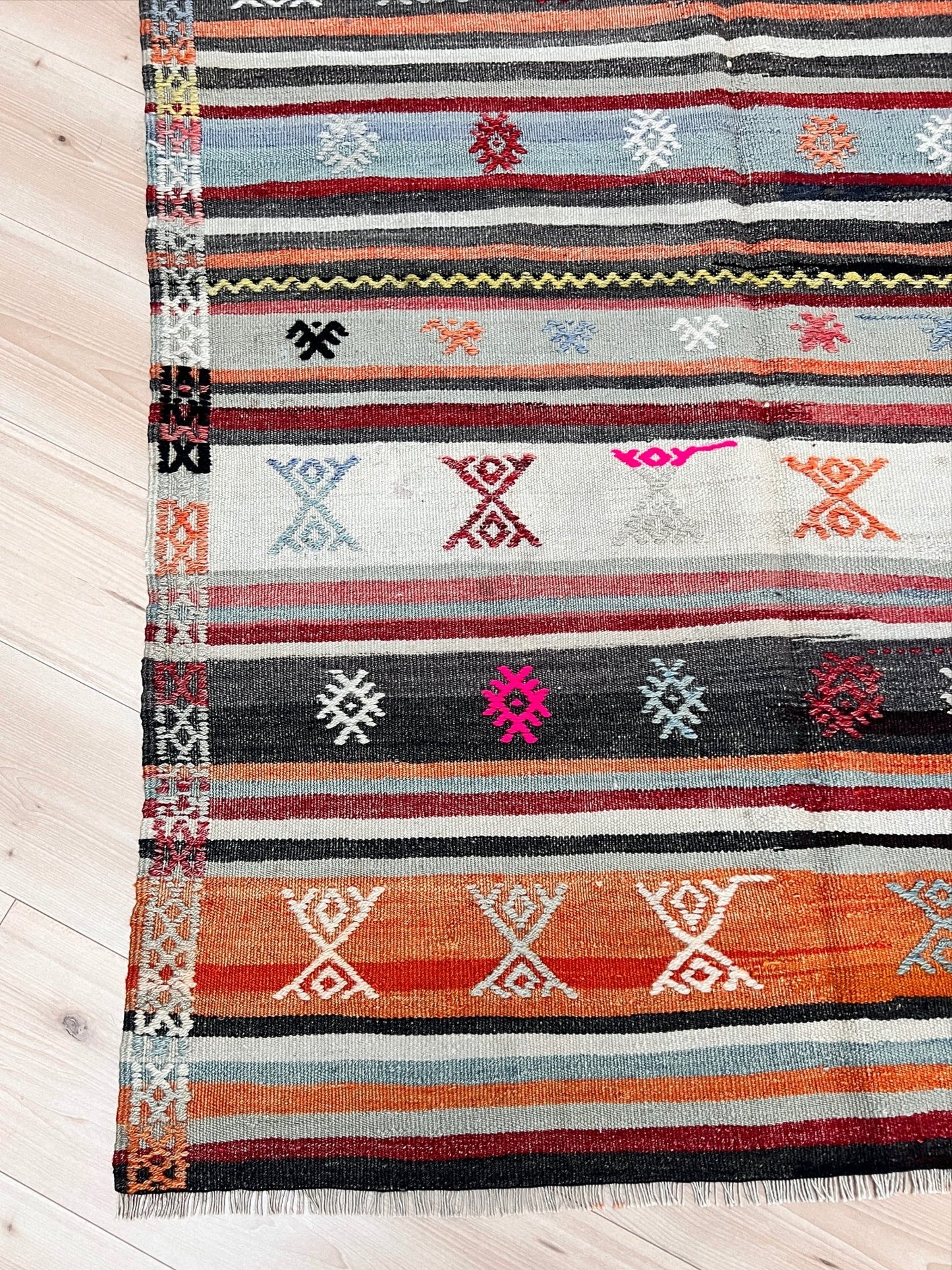 Denizli turkish kilim rug. Small wool rug for bedroom, living room, kitchen, office. Oriental rug shop San Francisco Bay Area