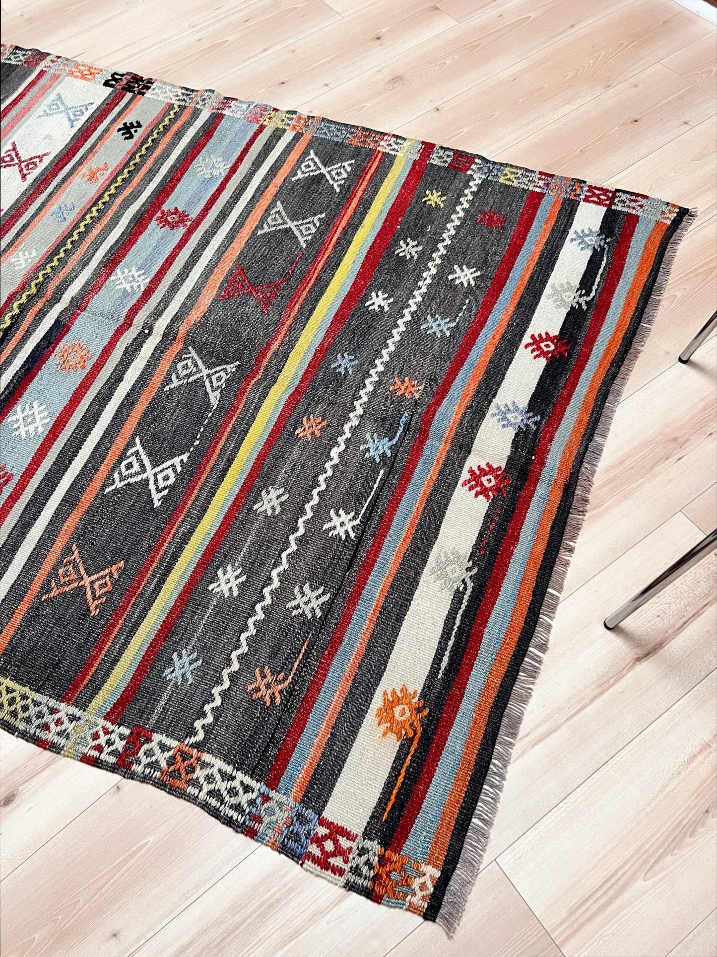 Denizli turkish kilim rug. Small wool rug for bedroom, living room, kitchen, office. Oriental rug shop San Francisco Bay Area