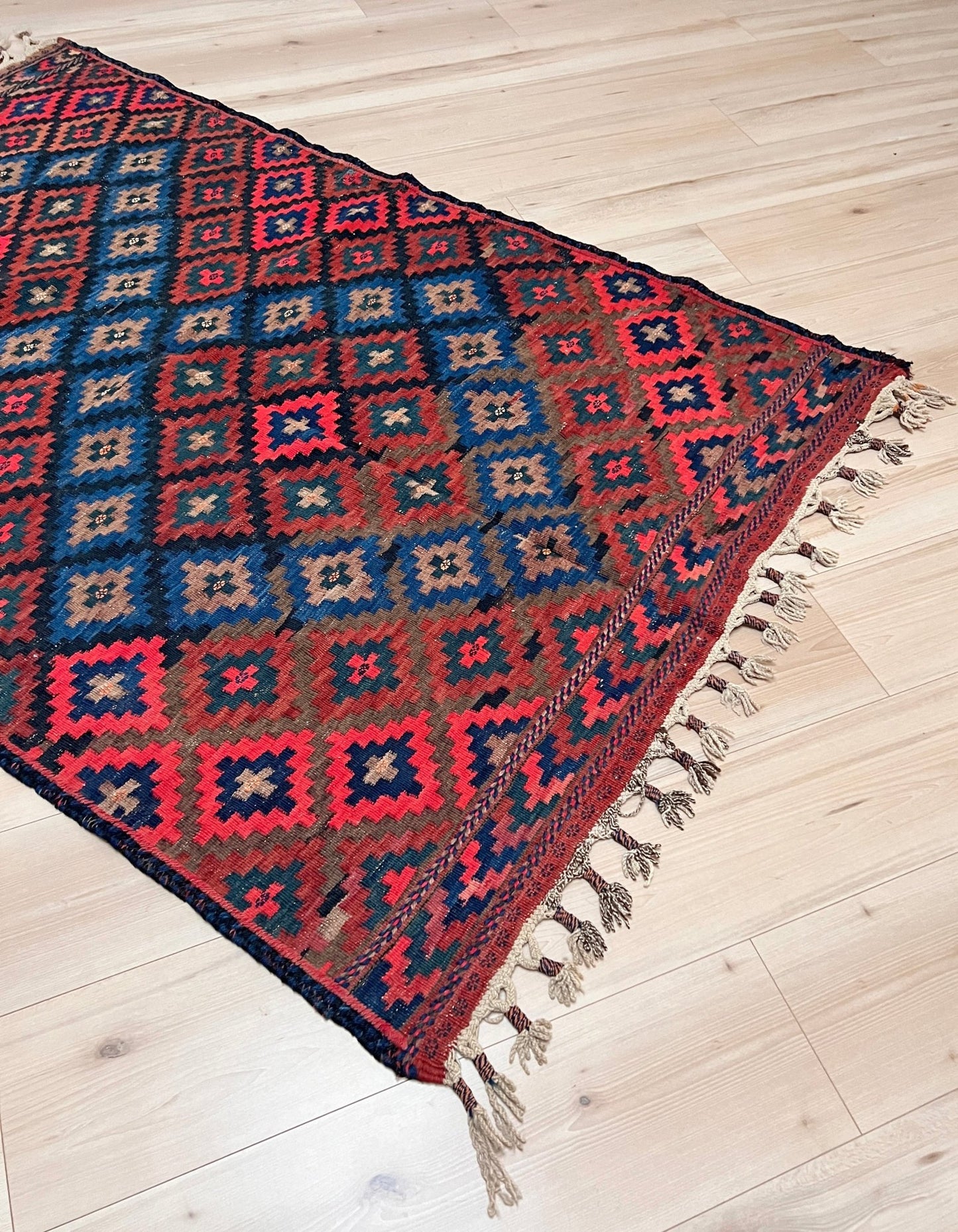 Ardebil Vintage Persian Kilim Rug. Oriental Rug shop San Francisco Bay Area Buy rug living room, bedroom, kitchen, office.