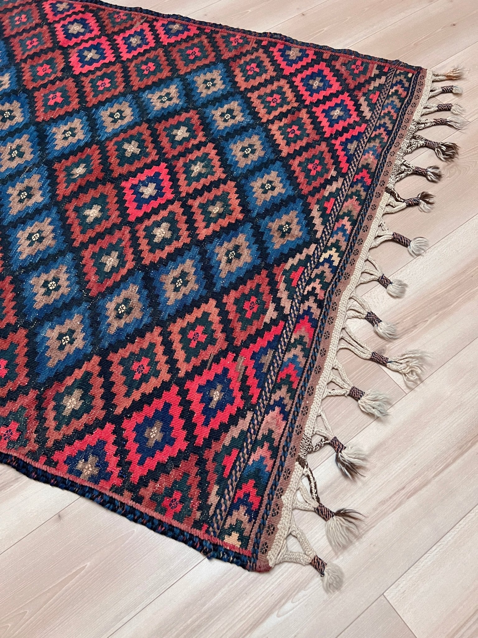 Ardebil Vintage Persian Kilim Rug. Oriental Rug shop San Francisco Bay Area Buy rug living room, bedroom, kitchen, office.