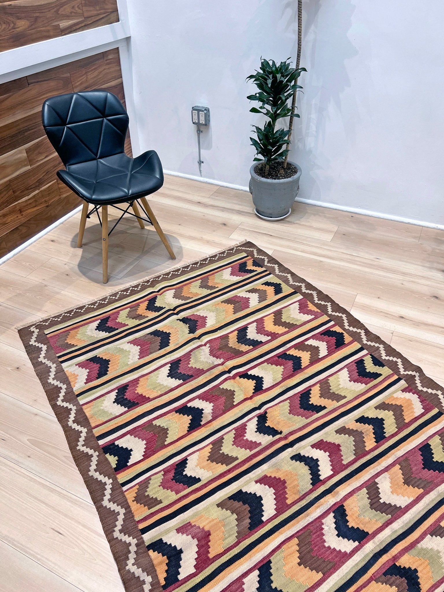 Navajo style handmade vintage rug shop. Persian wool kilim rug. Buy carpet online San francisco bay area.