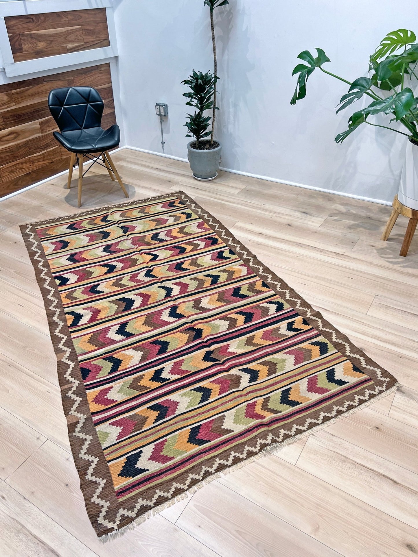 Navajo style handmade vintage rug shop. Persian wool kilim rug. Buy carpet online San francisco bay area.