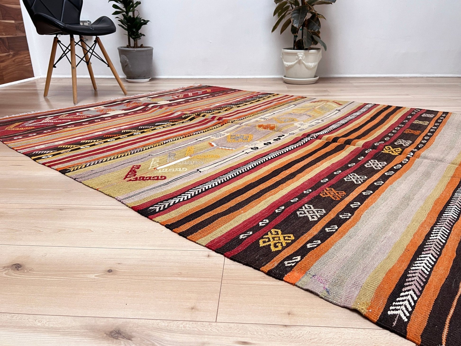 Sivas lambali turkish kilim rug shop San francisco bay area. Handmade vintage wool flatweave rug. Vibrant turkish striped rug.