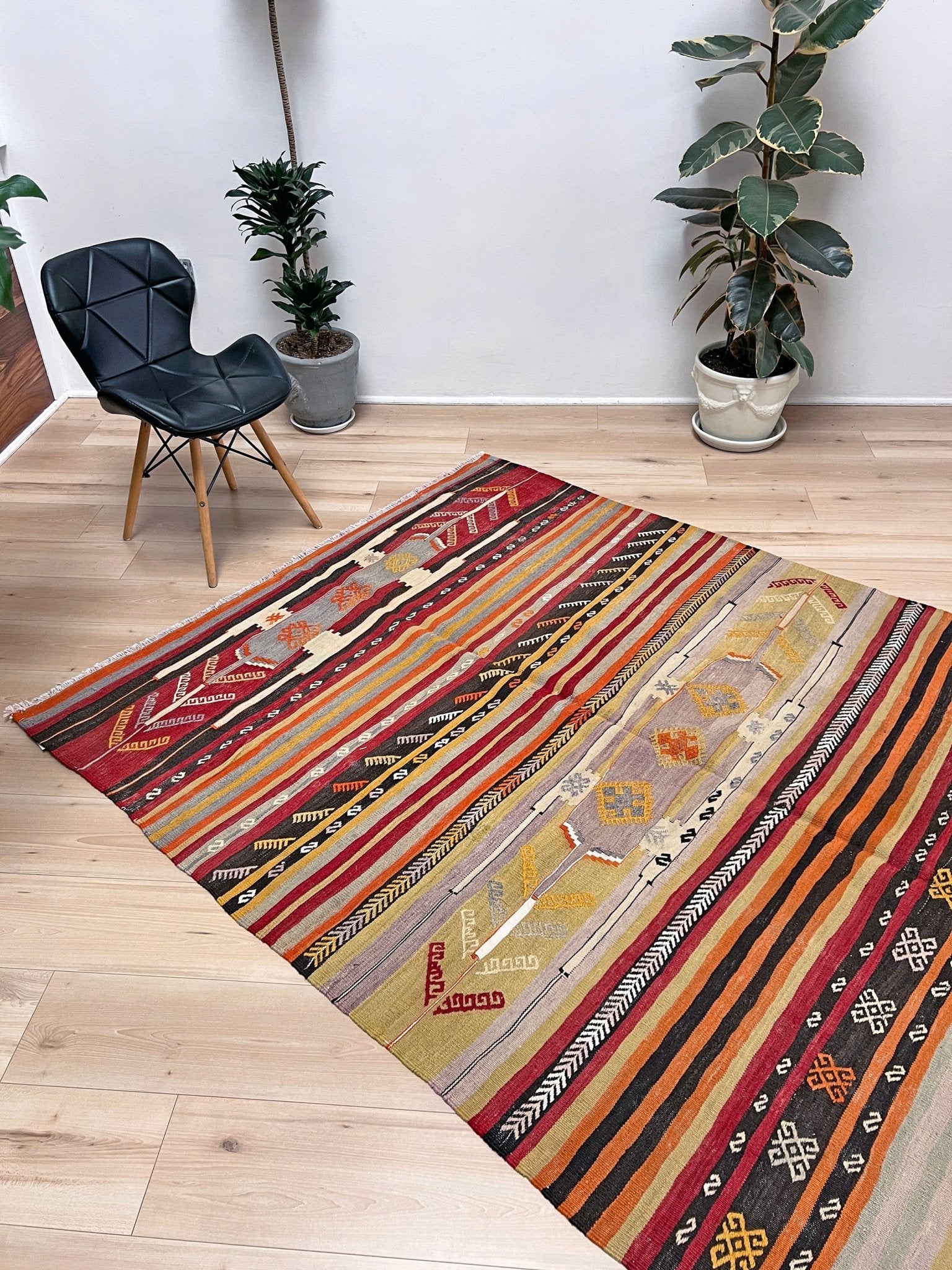 Sivas lambali turkish kilim rug shop San francisco bay area. Handmade vintage wool flatweave rug. Vibrant turkish striped rug.