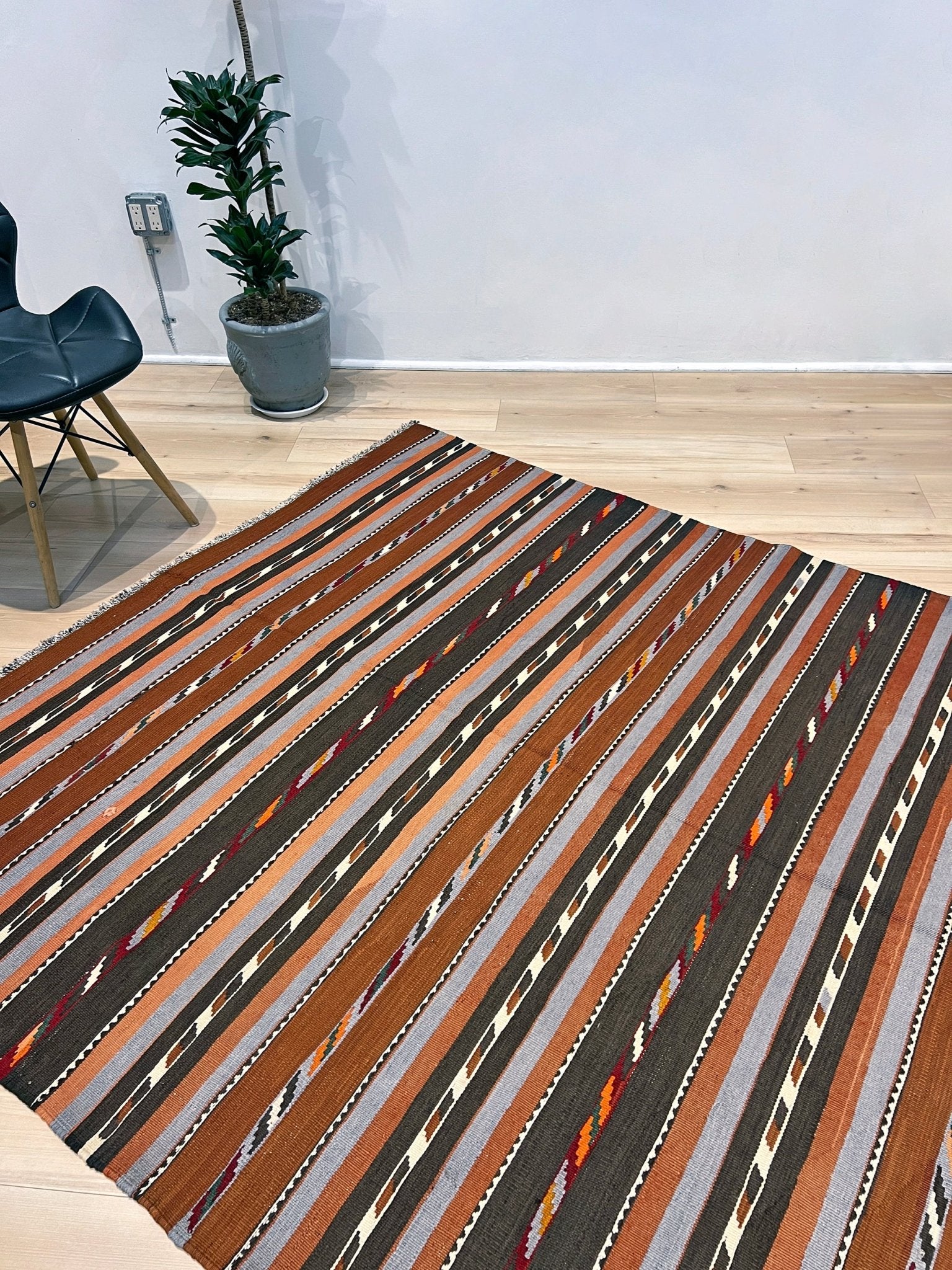 Caucasian minimalist kilim rug shop san francisco bay area. Buy online Handmade wool rug for dining, nursery, bedroom, living room.