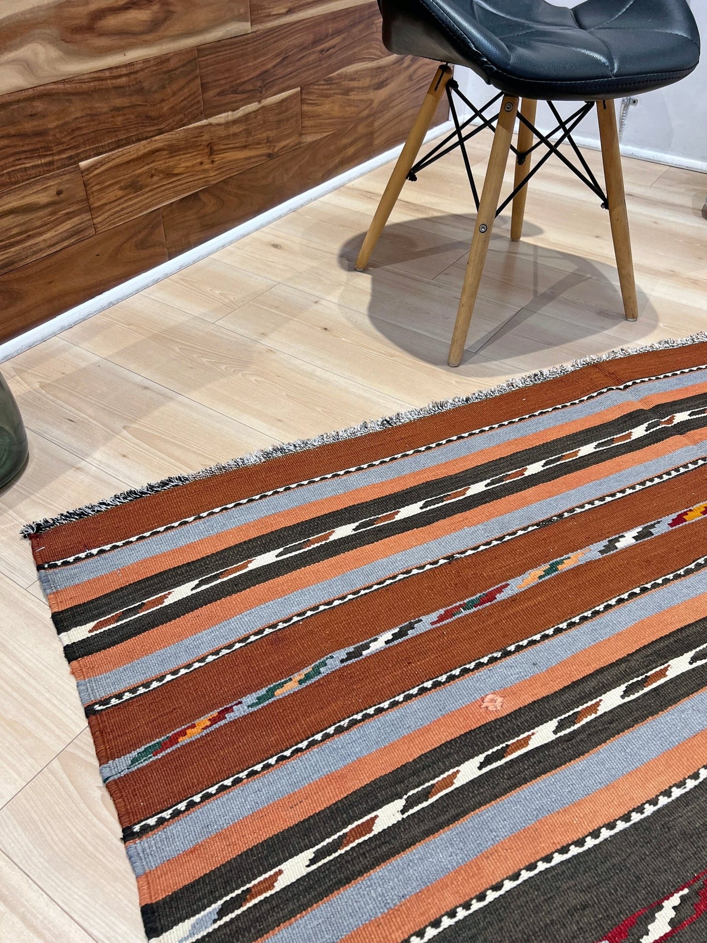 Caucasian minimalist kilim rug shop san francisco bay area. Buy online Handmade wool rug for dining, nursery, bedroom, living room.