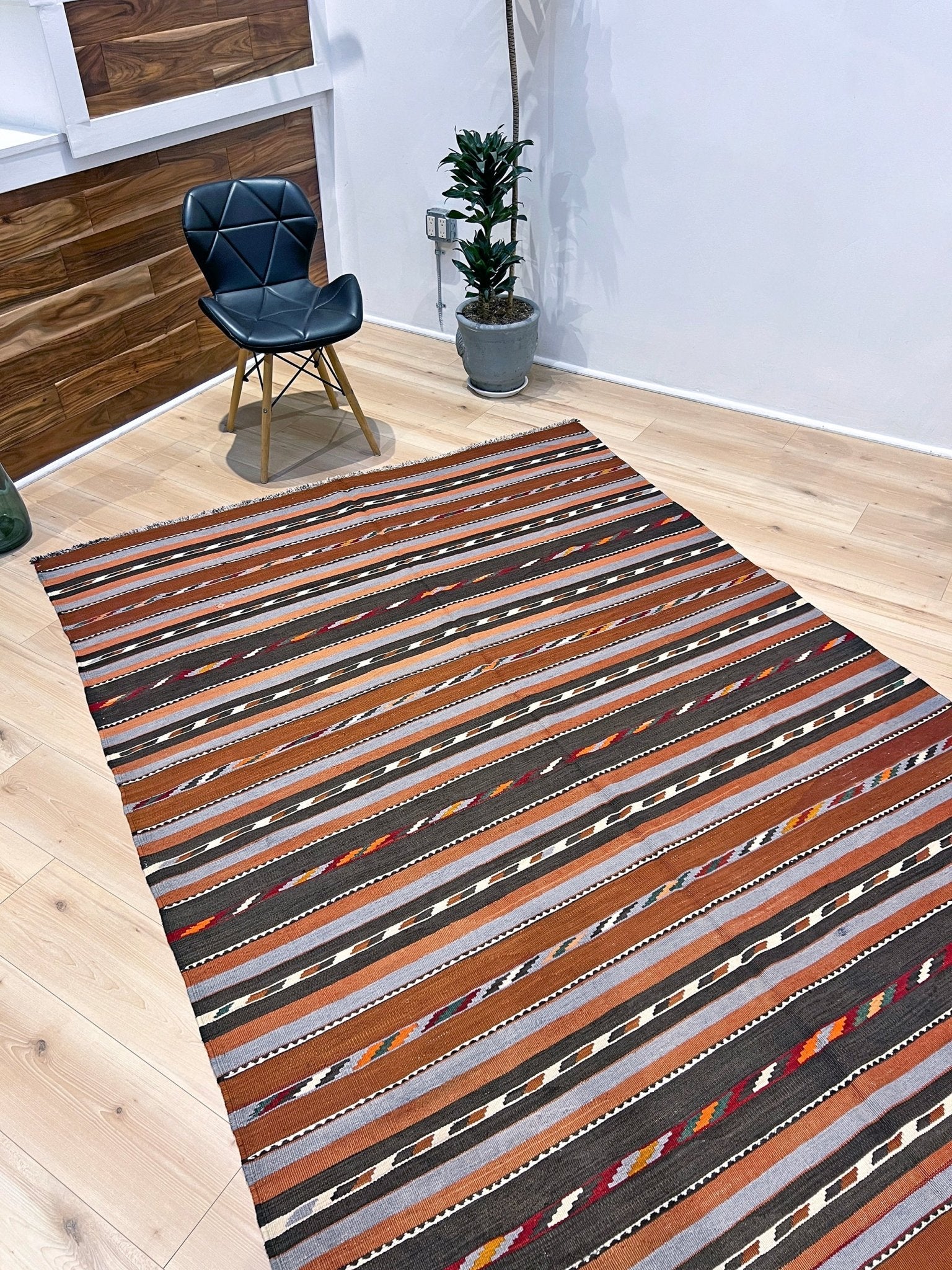 Caucasian minimalist kilim rug shop san francisco bay area. Buy online Handmade wool rug for dining, nursery, bedroom, living room.