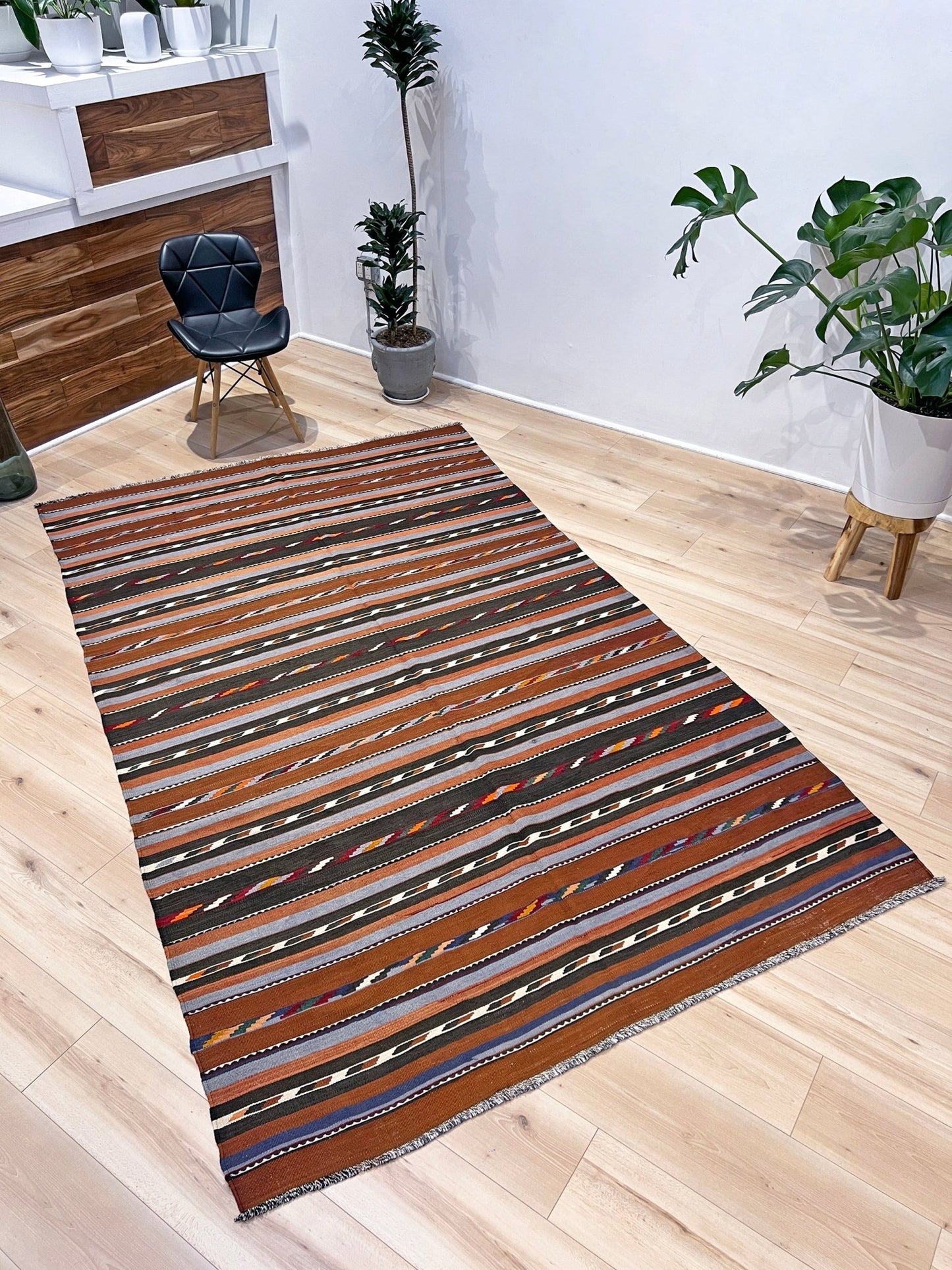 Caucasian minimalist kilim rug shop san francisco bay area. Buy online Handmade wool rug for dining, nursery, bedroom, living room.