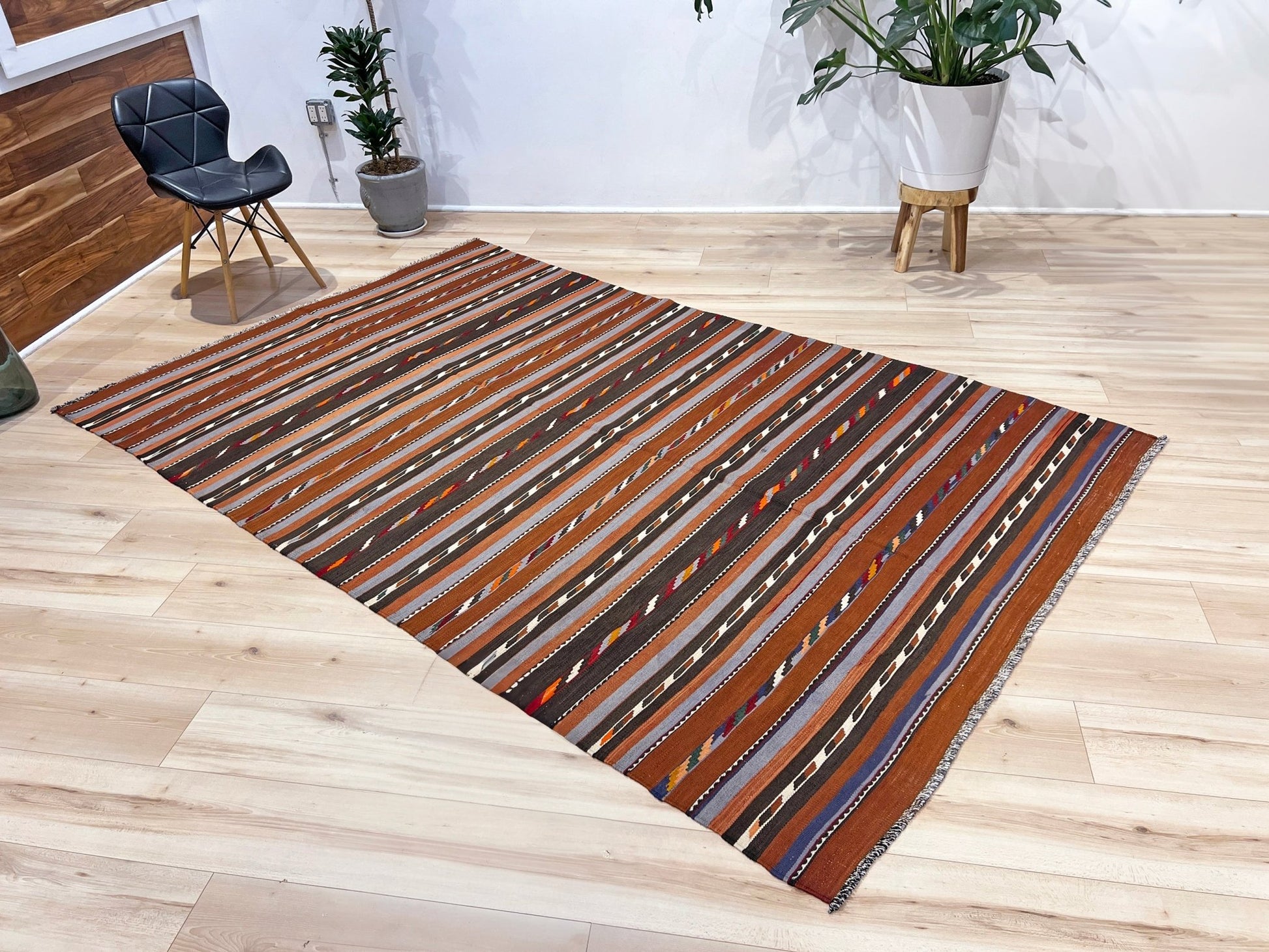 Caucasian minimalist kilim rug shop san francisco bay area. Buy online Handmade wool rug for dining, nursery, bedroom, living room.