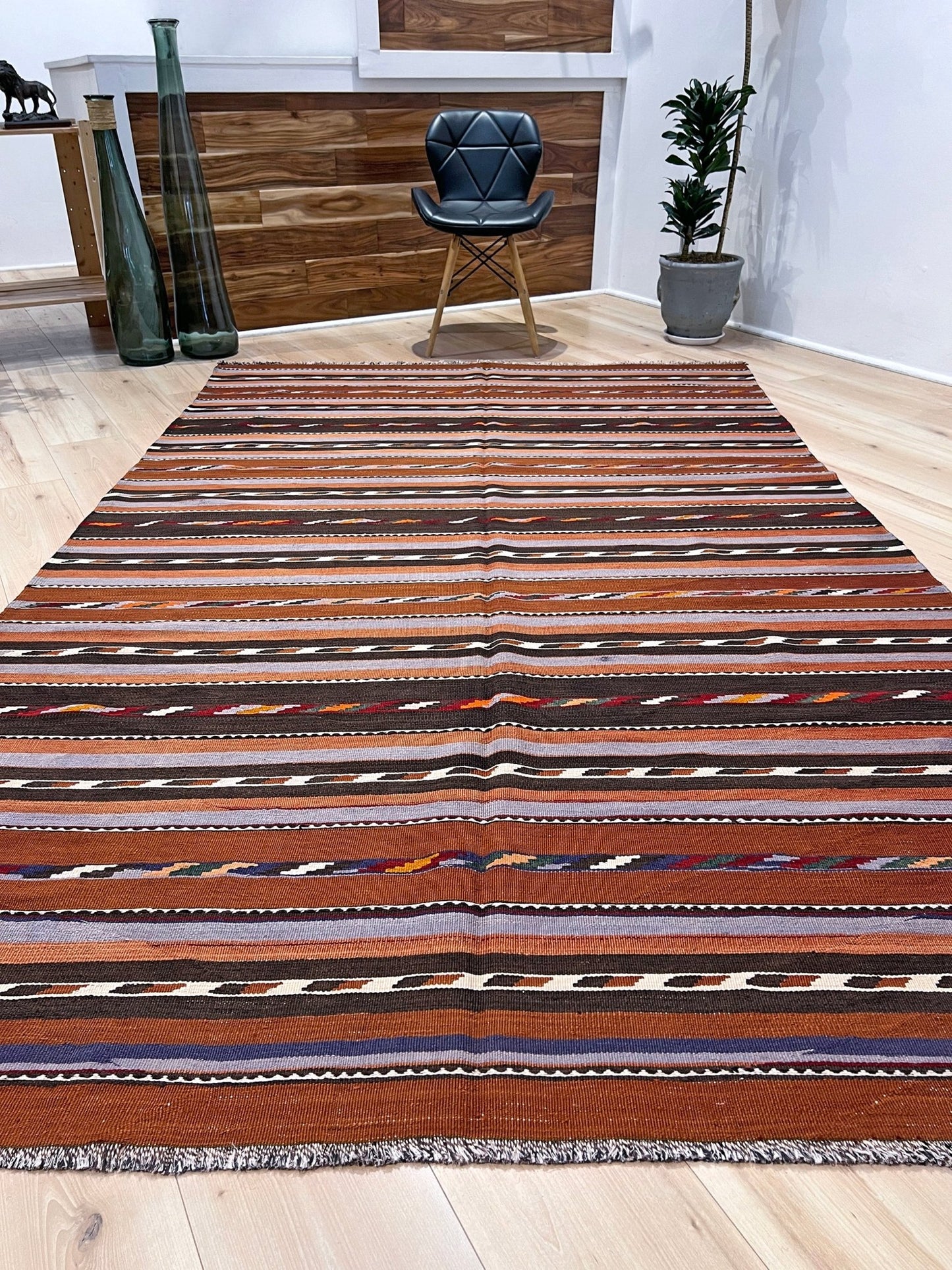 Caucasian minimalist kilim rug shop san francisco bay area. Buy online Handmade wool rug for dining, nursery, bedroom, living room.