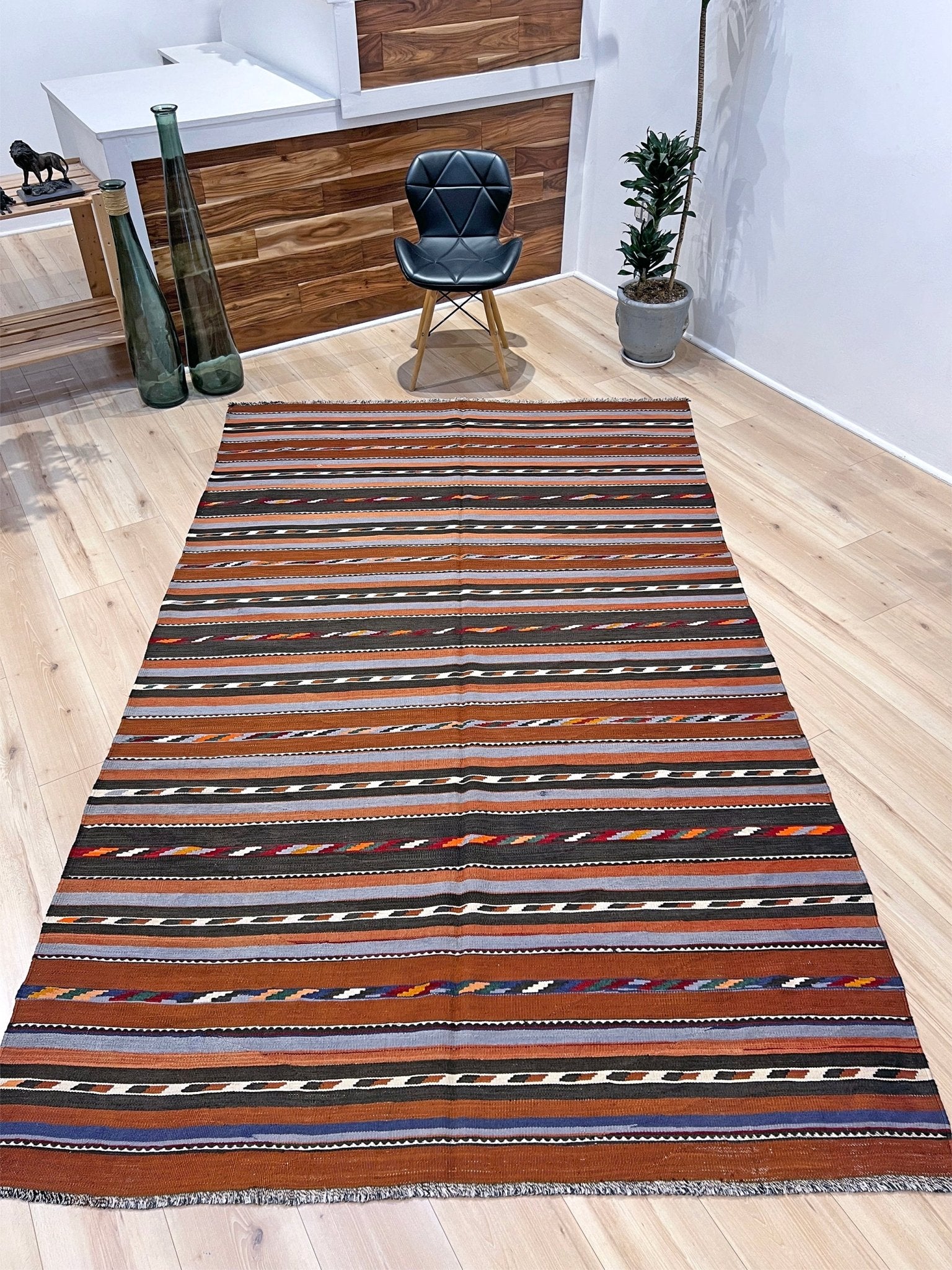 Caucasian minimalist kilim rug shop san francisco bay area. Buy online Handmade wool rug for dining, nursery, bedroom, living room.