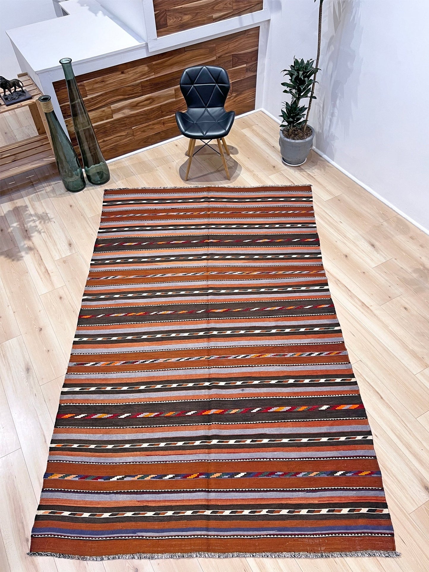 Caucasian minimalist kilim rug shop san francisco bay area. Buy online Handmade wool rug for dining, nursery, bedroom, living room.