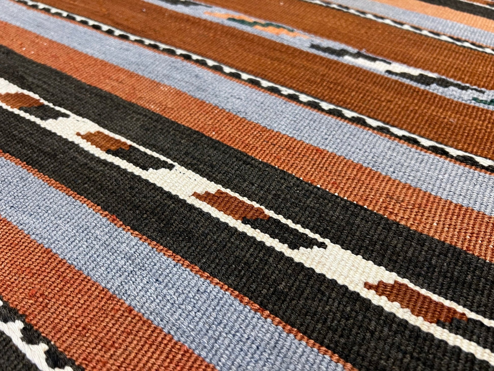 Caucasian minimalist kilim rug shop san francisco bay area. Buy online Handmade wool rug for dining, nursery, bedroom, living room.