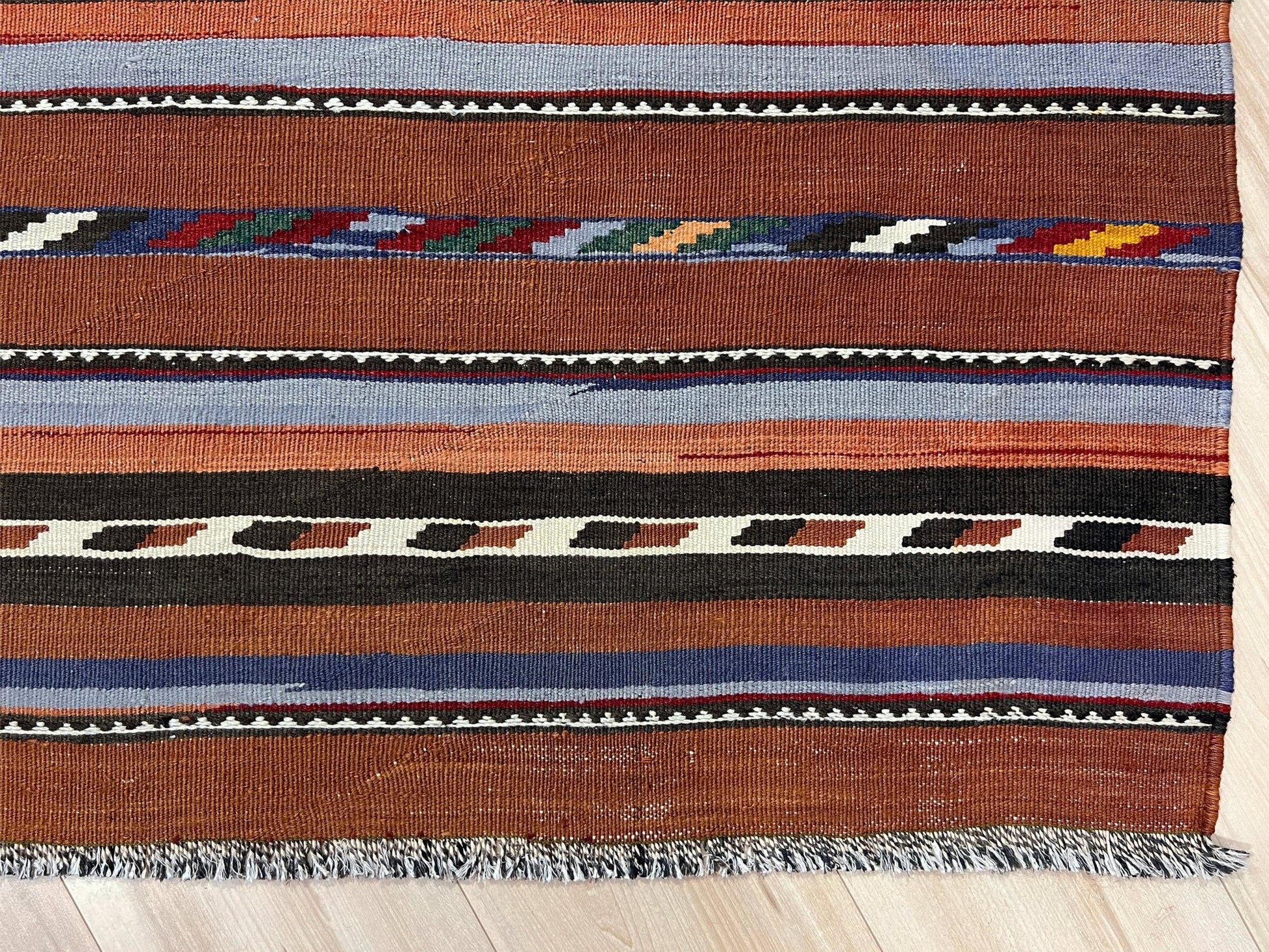 Caucasian minimalist kilim rug shop san francisco bay area. Buy online Handmade wool rug for dining, nursery, bedroom, living room.