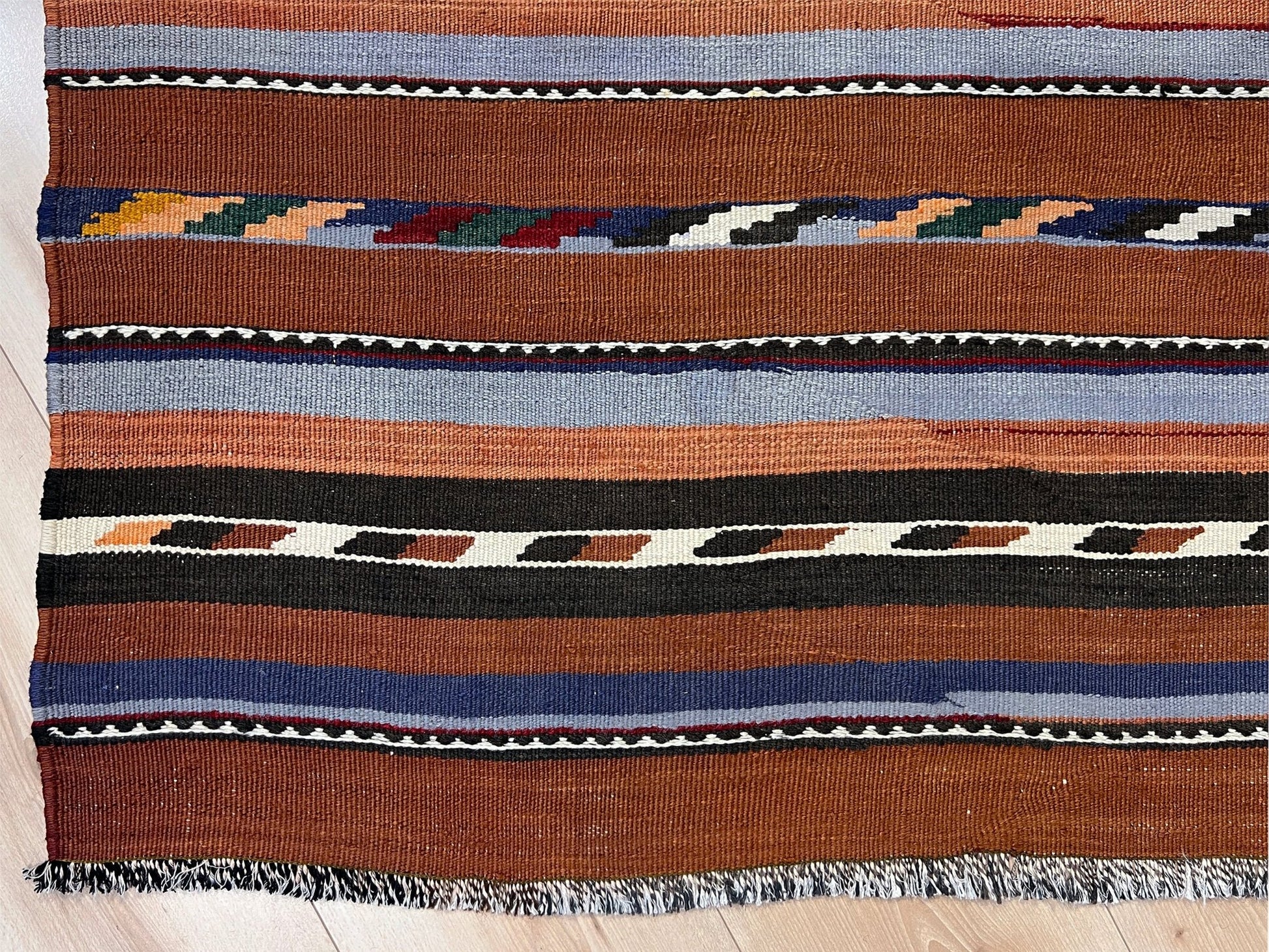 Caucasian minimalist kilim rug shop san francisco bay area. Buy online Handmade wool rug for dining, nursery, bedroom, living room.