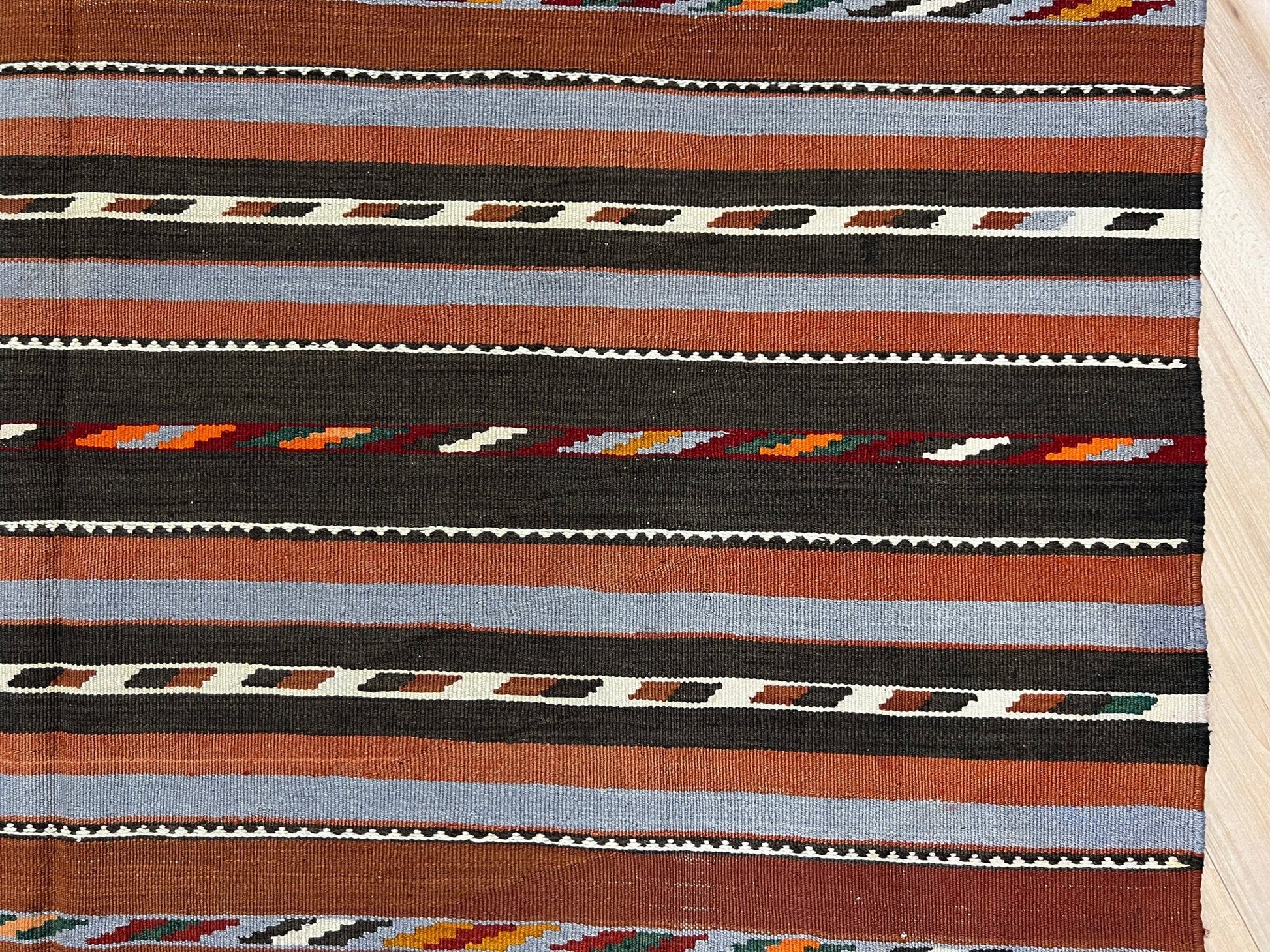 Caucasian minimalist kilim rug shop san francisco bay area. Buy online Handmade wool rug for dining, nursery, bedroom, living room.