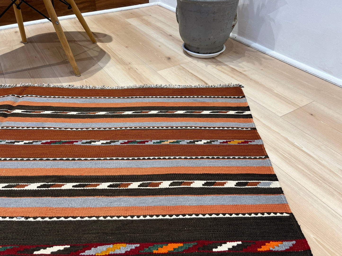 Caucasian minimalist kilim rug shop san francisco bay area. Buy online Handmade wool rug for dining, nursery, bedroom, living room.