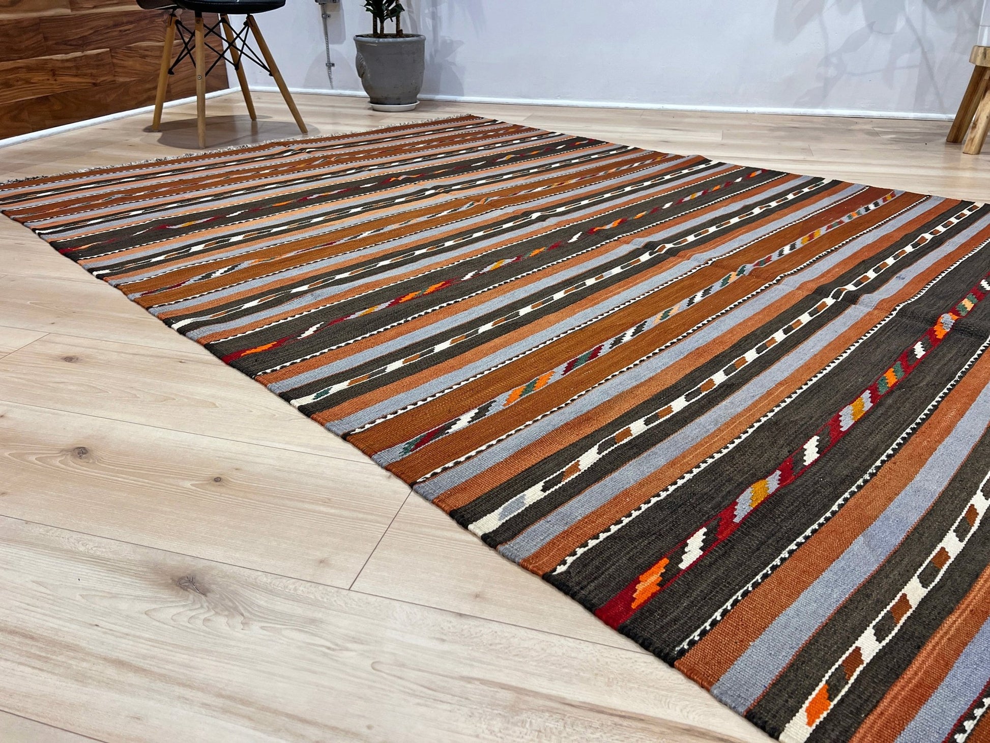 Caucasian minimalist kilim rug shop san francisco bay area. Buy online Handmade wool rug for dining, nursery, bedroom, living room.