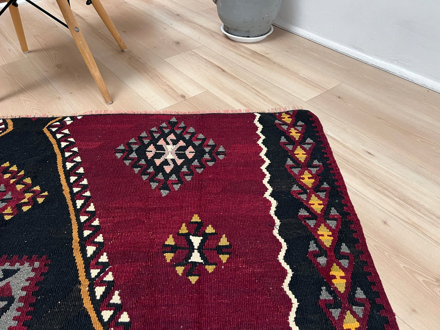 kayseri vintage turkish rug shop Sf Bay Area. Buy handmade wool flatweave rug store california. Vibrant color warm color rug in living room setting. 