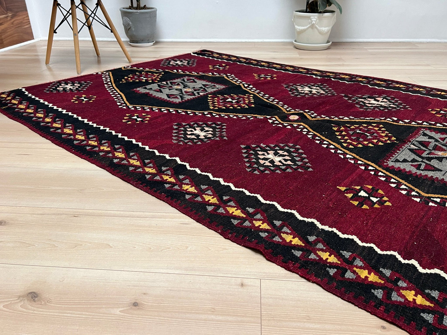 kayseri vintage turkish rug shop Sf Bay Area. Buy handmade wool flatweave rug store california. Vibrant color warm color rug in living room setting. 