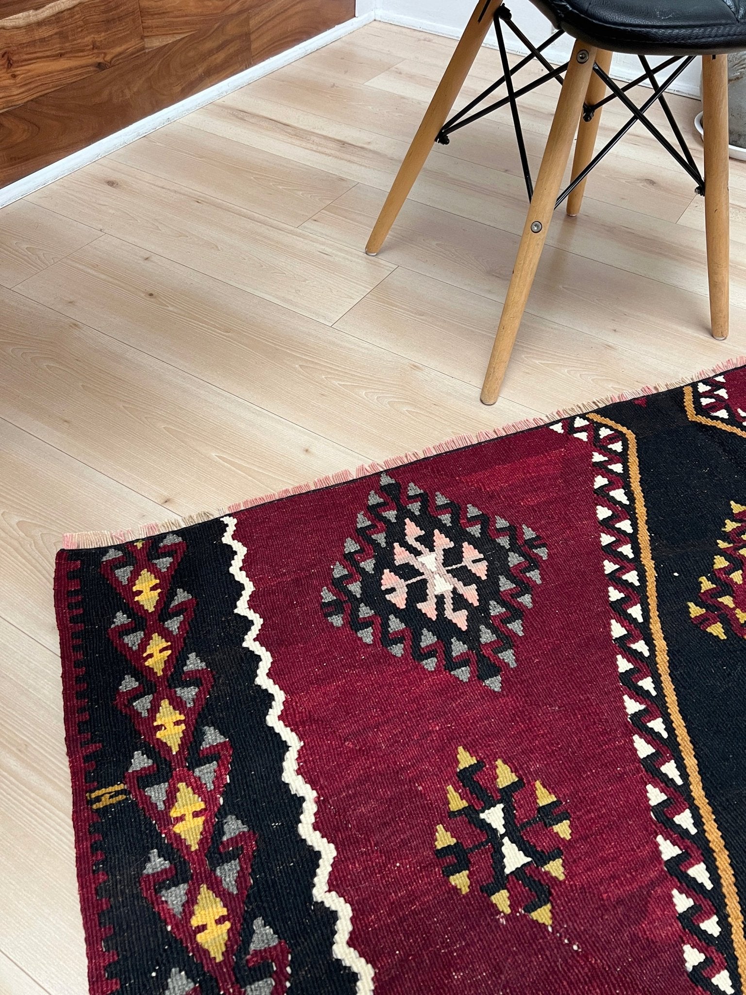 kayseri vintage turkish rug shop Sf Bay Area. Buy handmade wool flatweave rug store california. Vibrant color warm color rug in living room setting. 